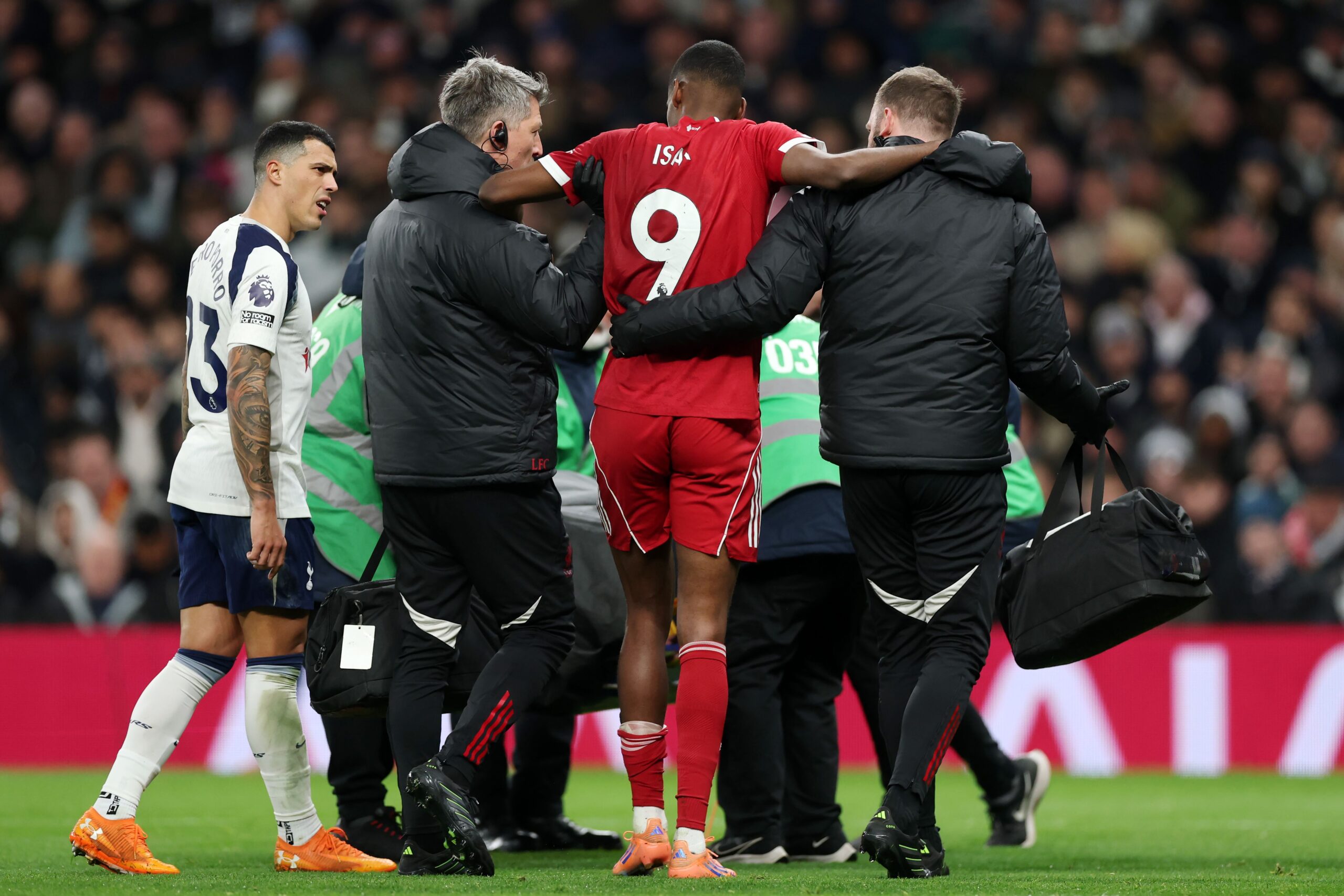 Lesión amarga para Liverpool: Isak se lesiona tras marcar ante Tottenham