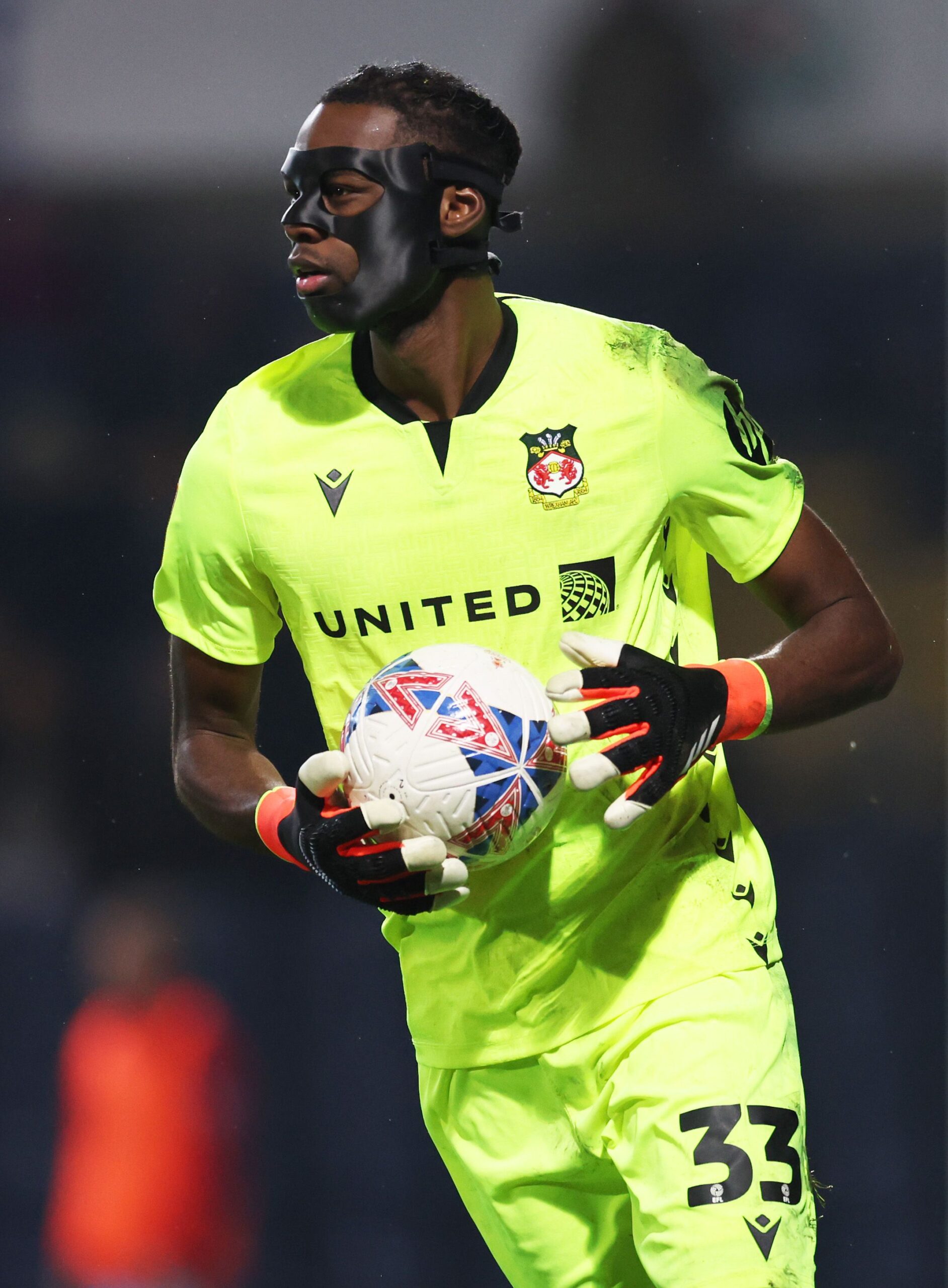Portero de Wrexham Arthur Okonkwo defendido tras error en derbi contra Swansea