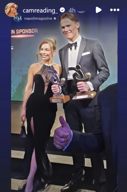 Scott McTominay hace historia imitando a Ronaldo con premio y novia en evento