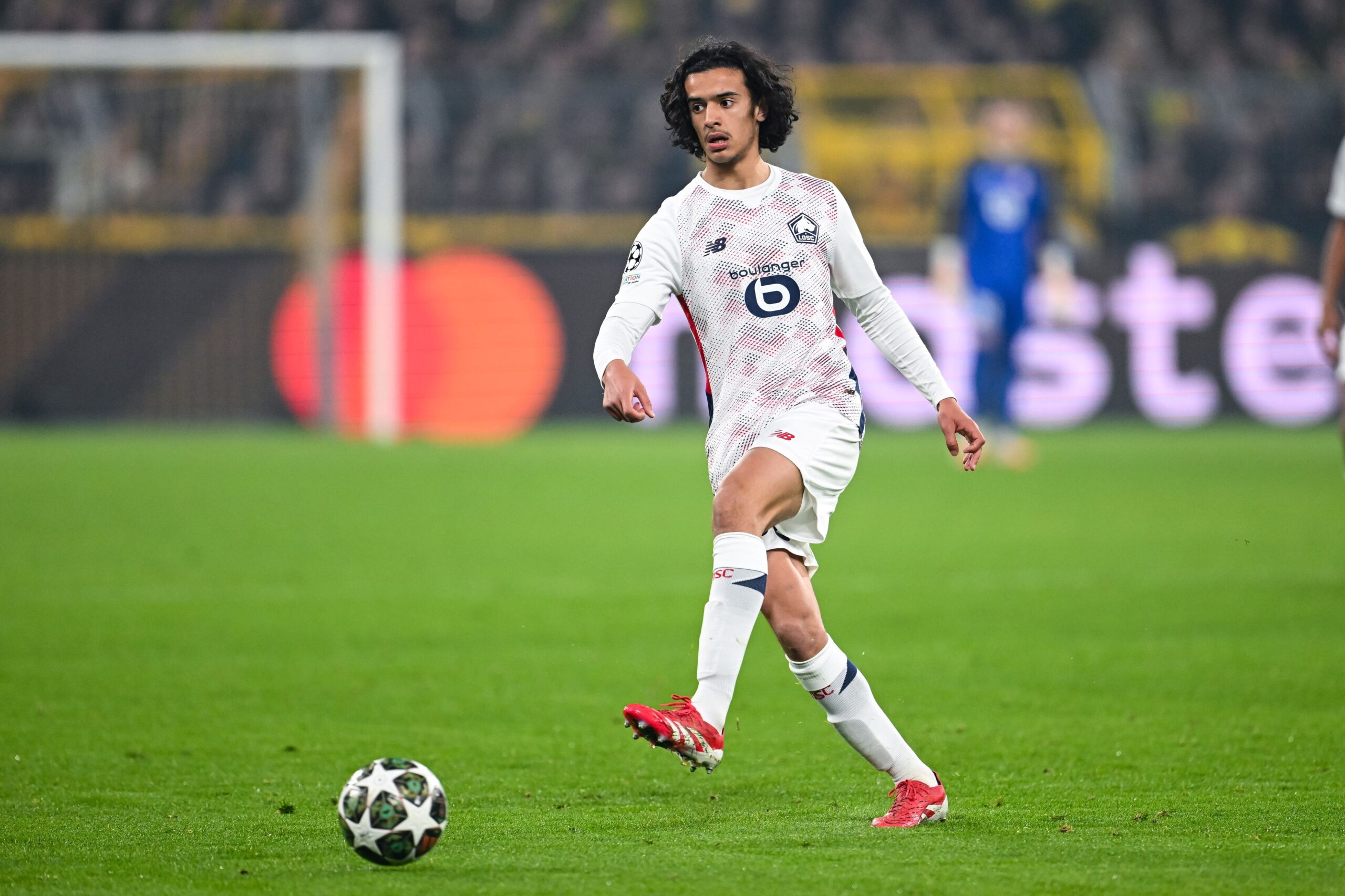 Chelsea y Arsenal compiten por estrella de Ligue 1 ante interés del PSG