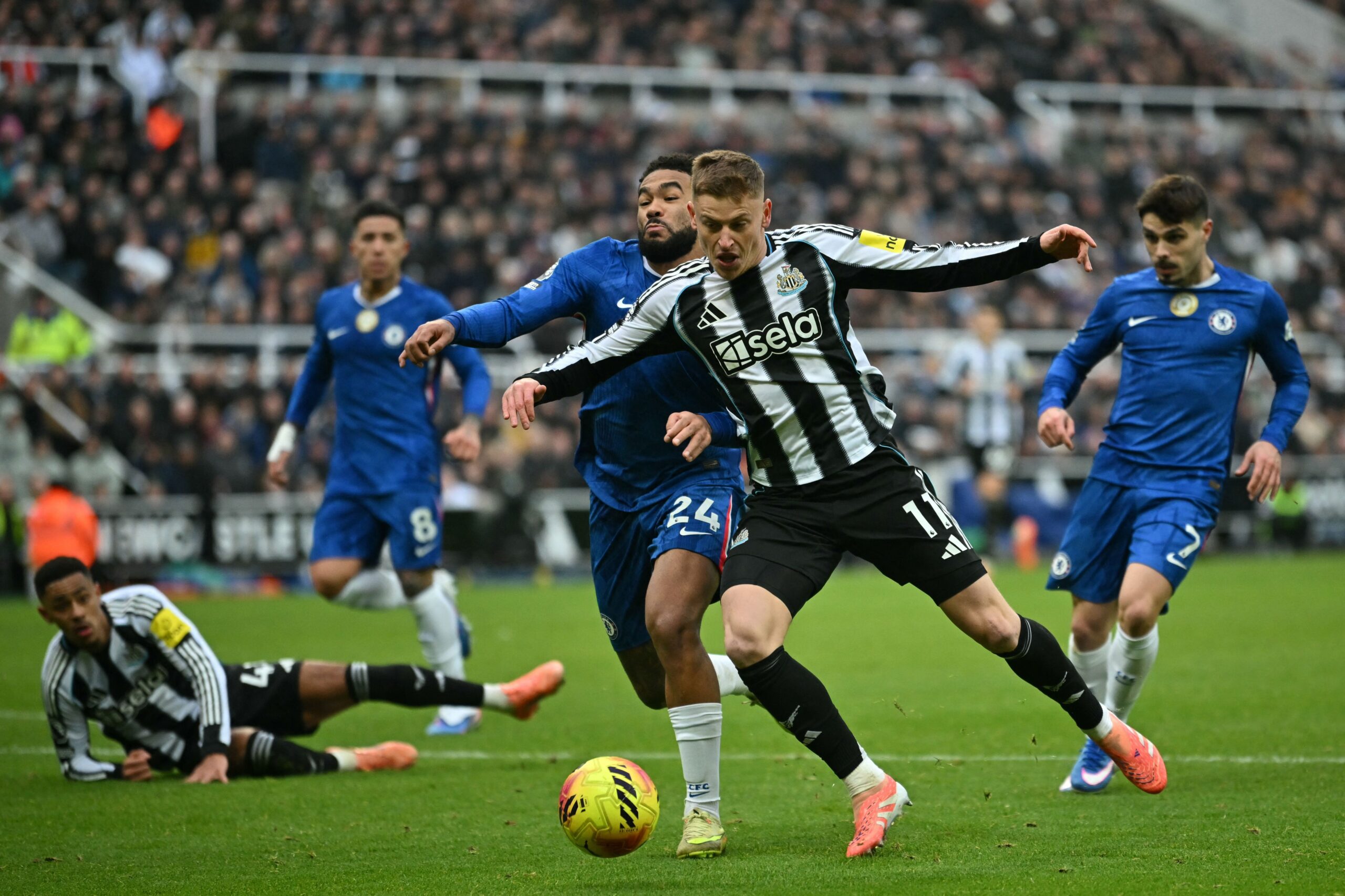 Reece James rechaza penal a Newcastle tras choque con Harvey Banes en Chelsea