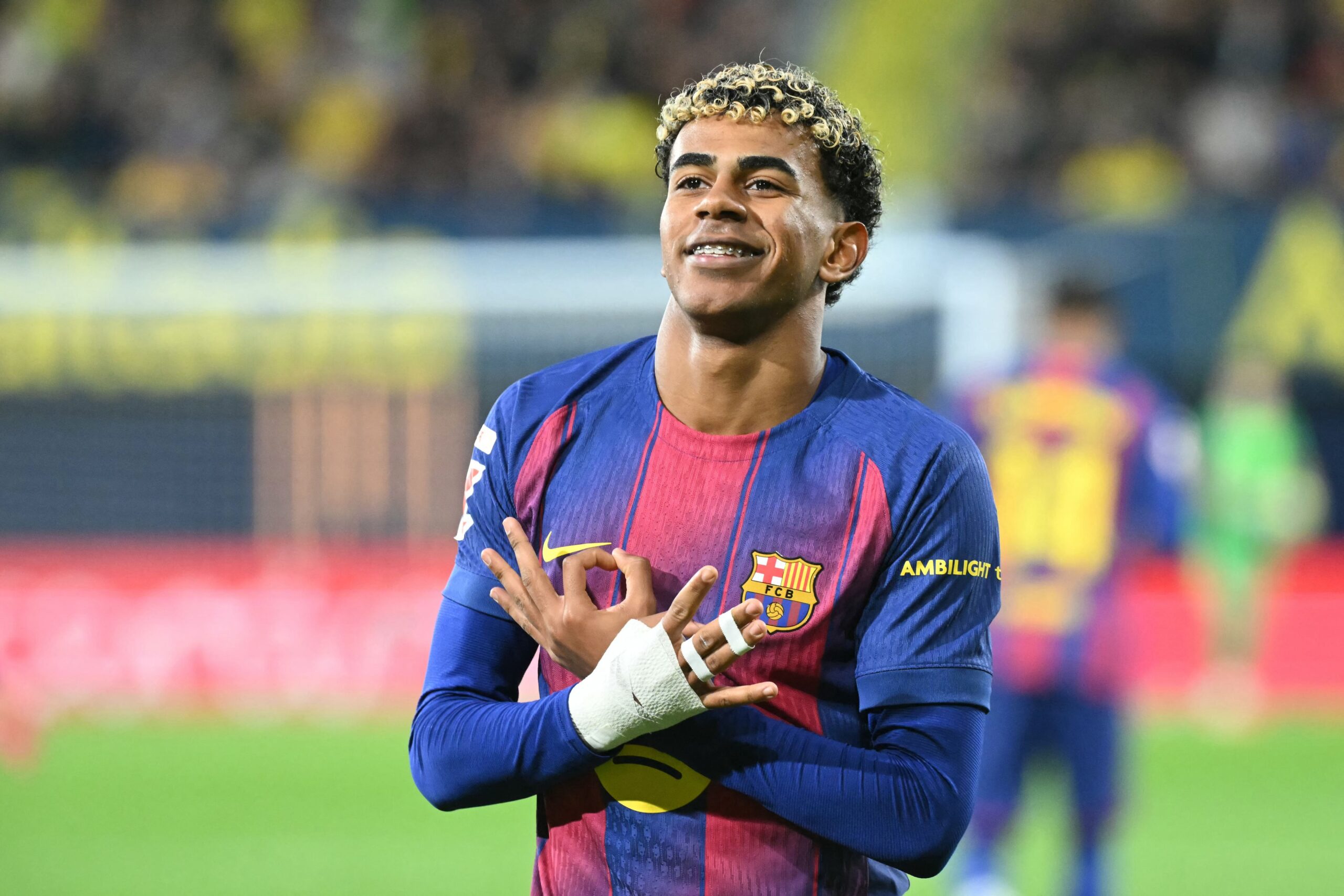 Lamine Yamal juega fútbol playa con niños en Dubái durante vacaciones navideñas