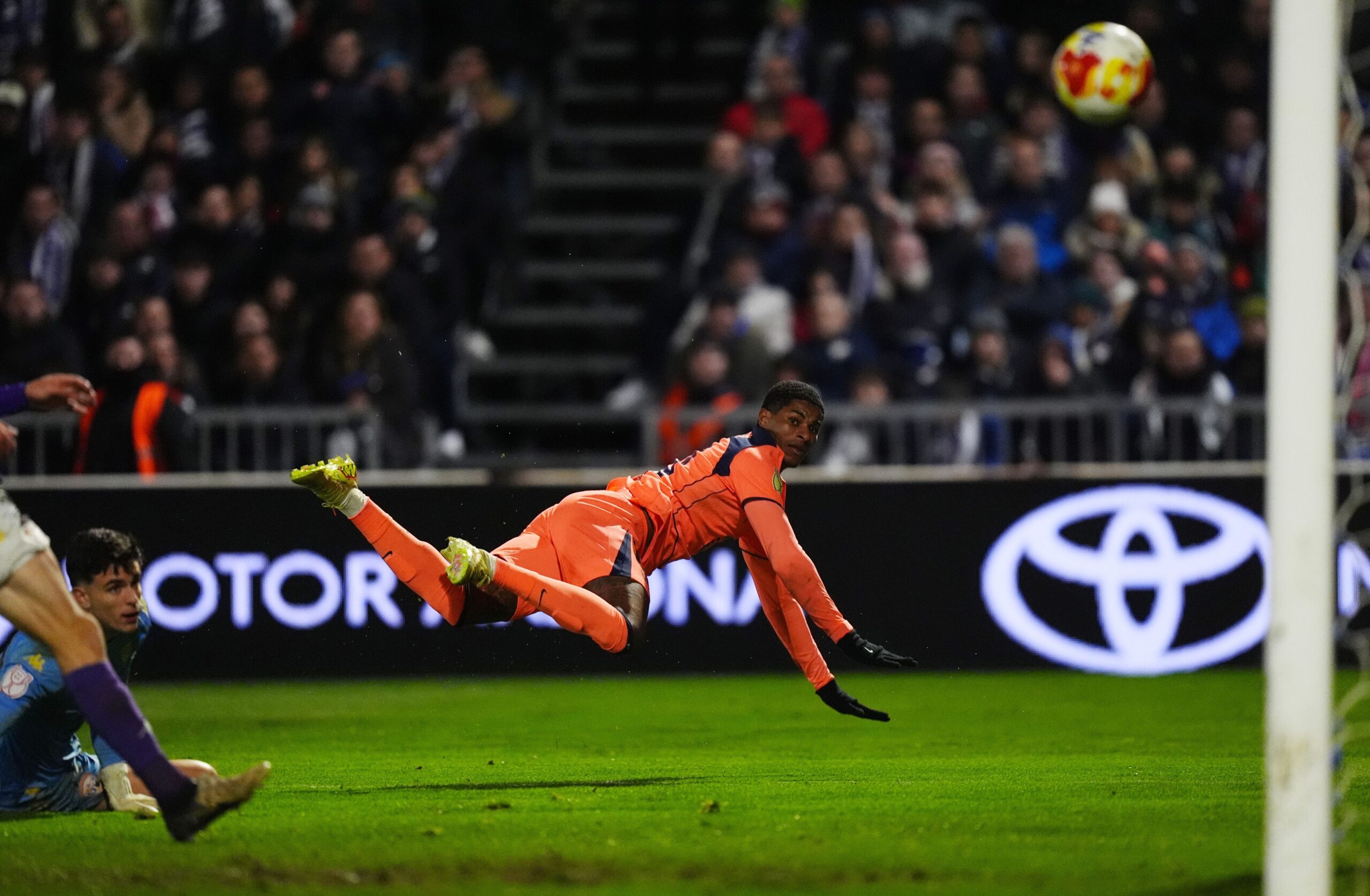 Barcelona supera a rivales de tercera en la Copa del Rey gracias a Christensen y Rashford