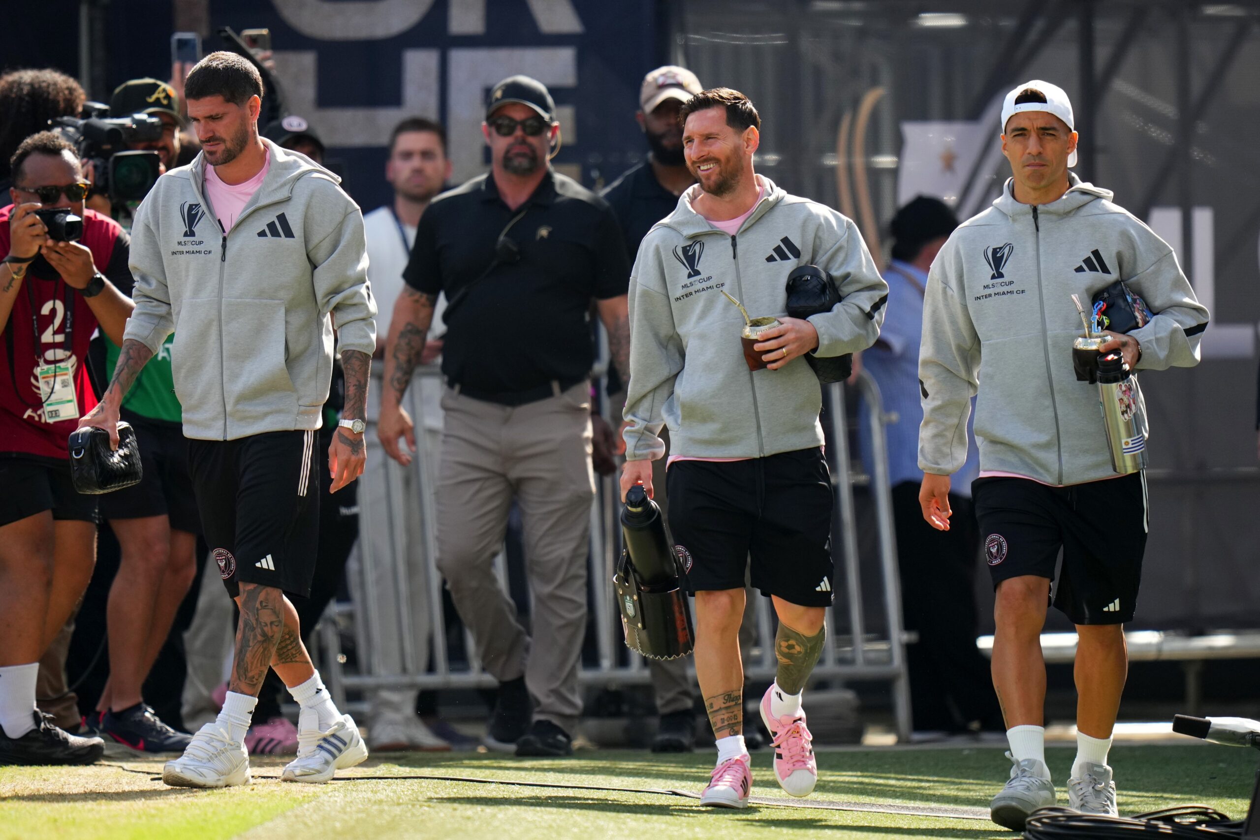 Lionel Messi juega ante aficionados en India tras caótica gira en Kolkata