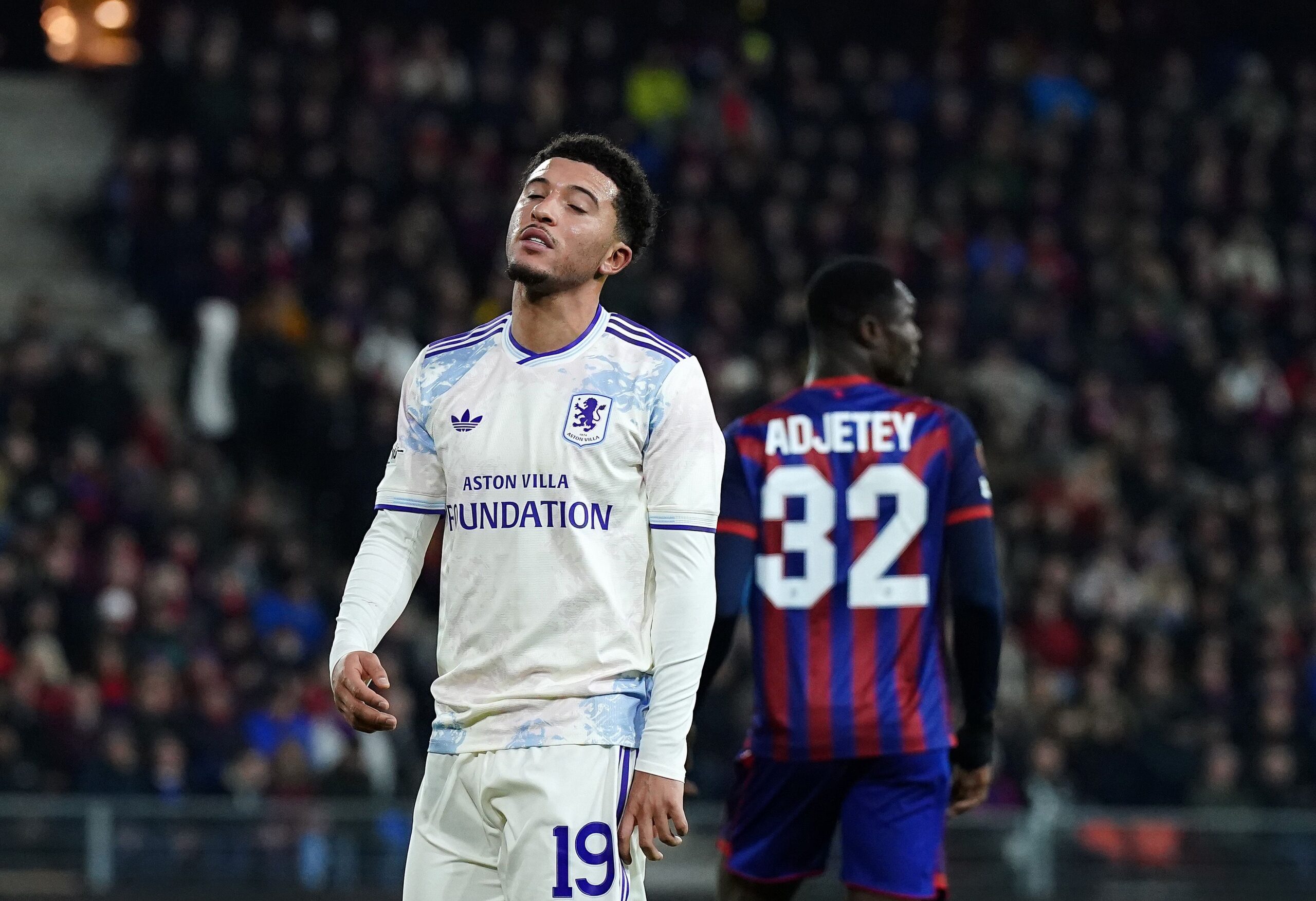 Jadon Sancho envía mensaje enigmático mientras sufre en Aston Villa