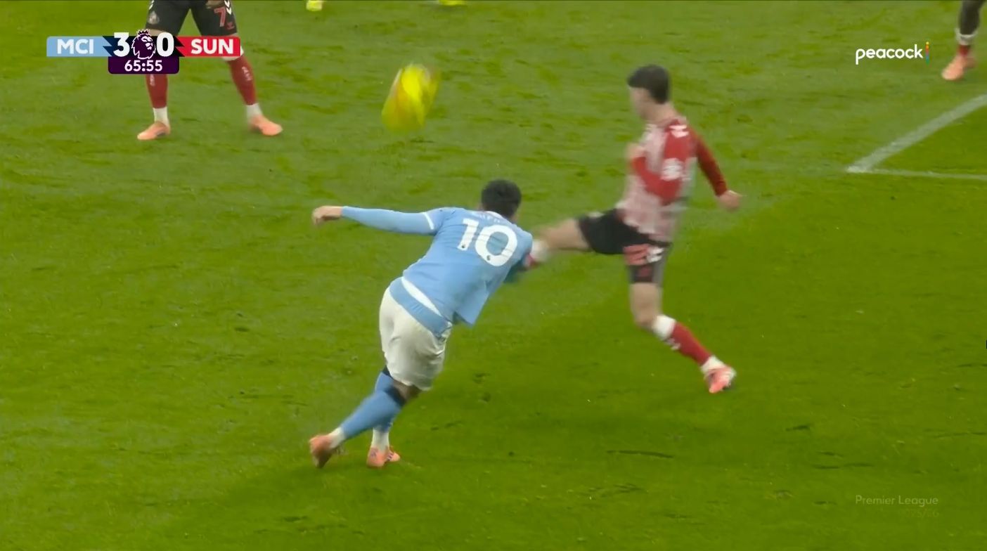 Guardiola sorprendido por la rabona de Rayan Cherki y consejo para Man City