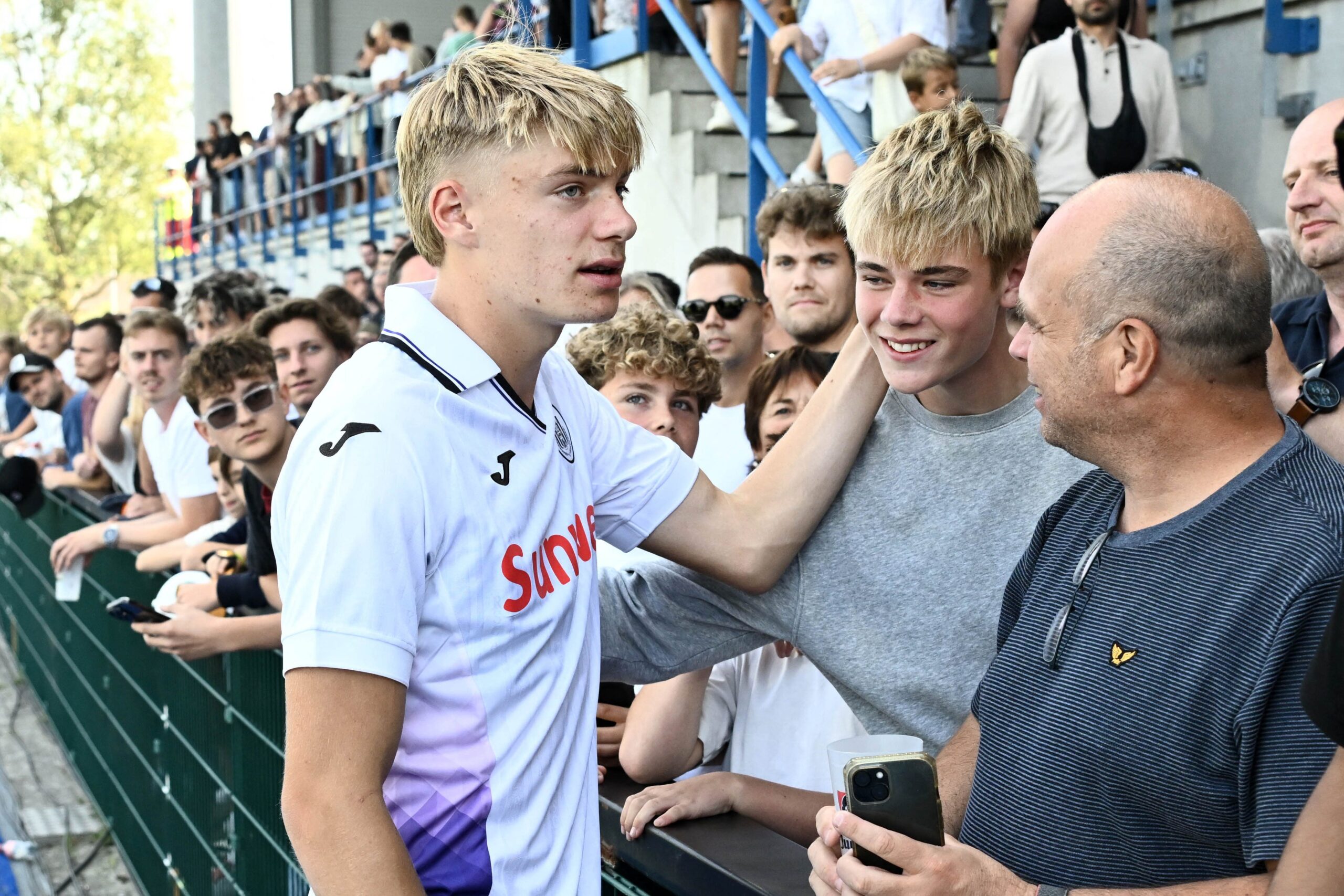 Nathan de Cat aconseja a Wonderkid elegir Alemania antes за Premier League