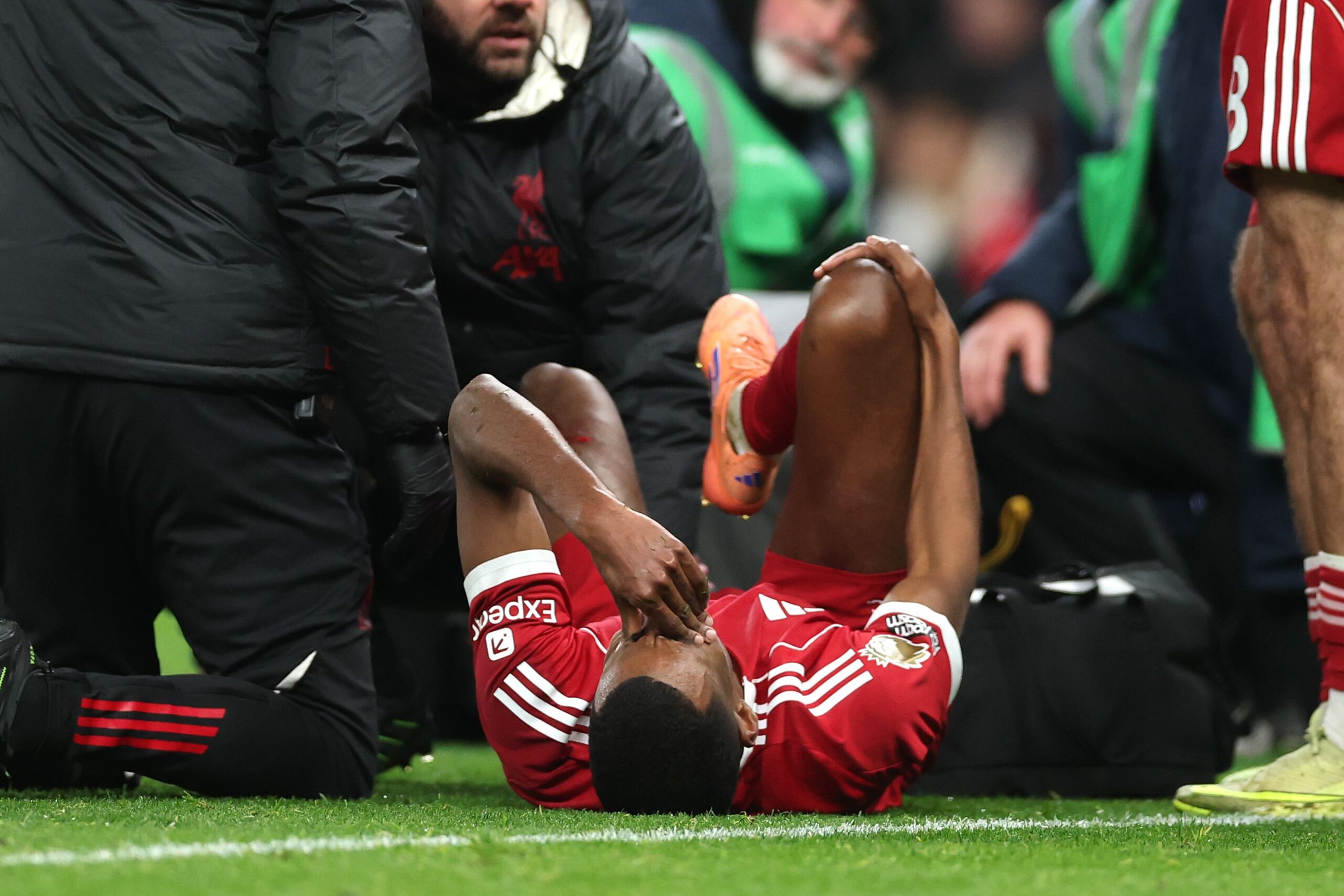 Isak de Liverpool se somete a cirugía por fractura y estará fuera mucho tiempo