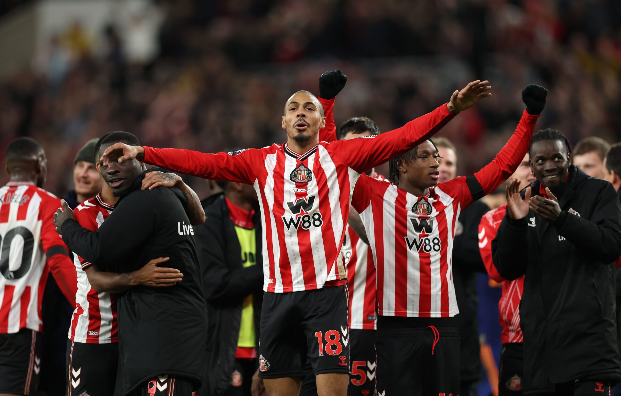 Sunderland se burla de Newcastle tras victoria en el intenso derbi futbolístico