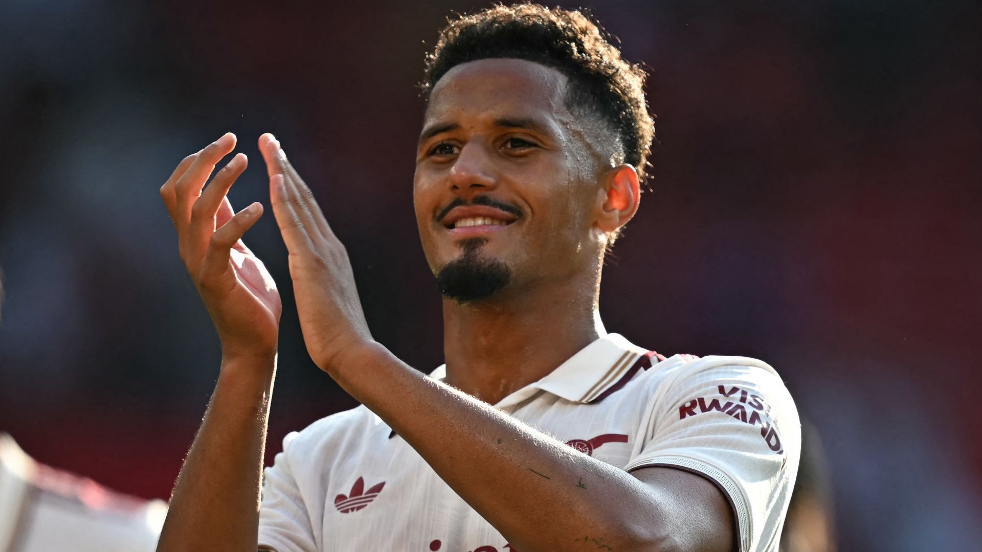 Arsenal enfrenta riesgo de perder a Saliba si no gana trofeos pronto