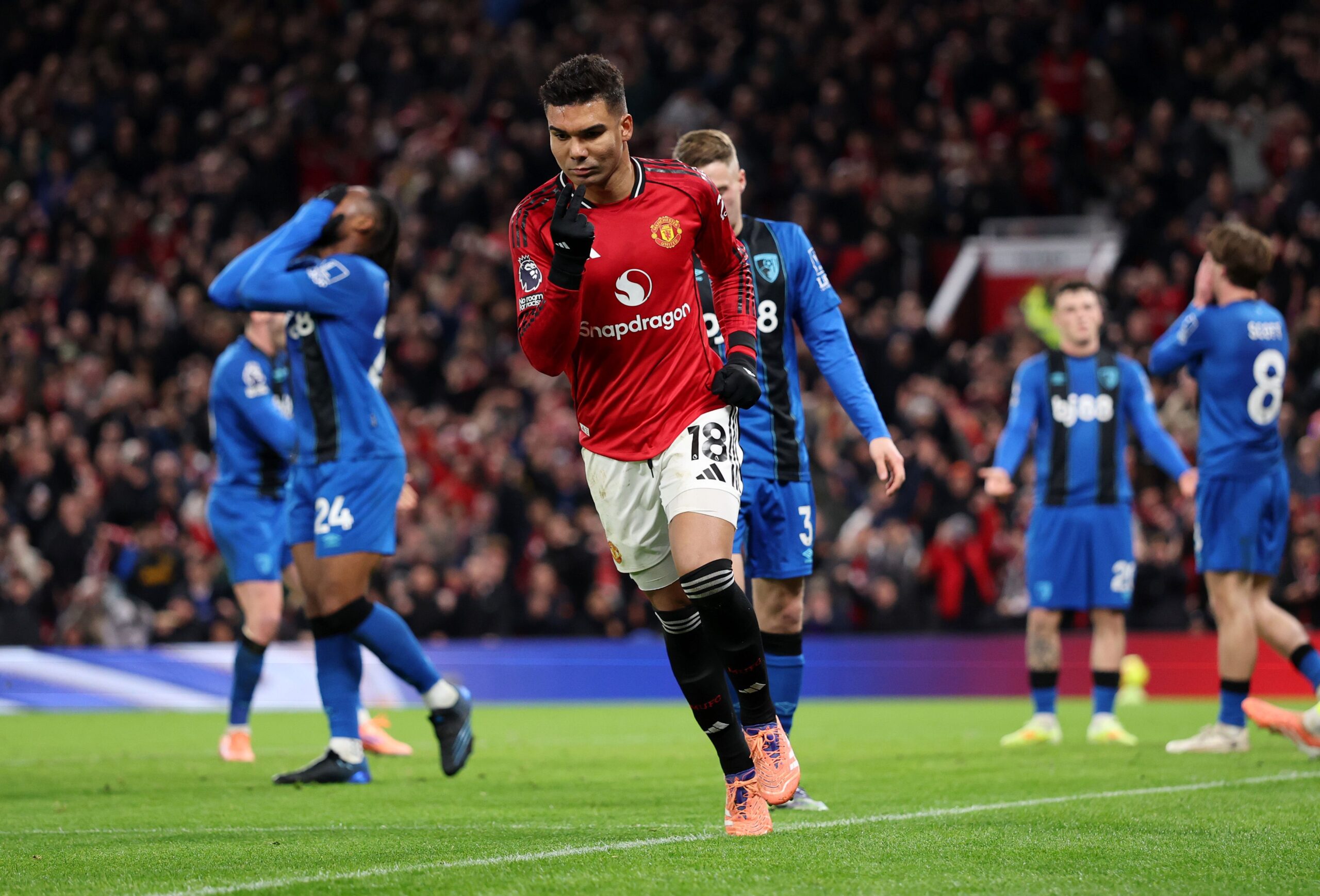 Hinchas del Man Utd indignados tras falta de Antoine Semenyo a Diogo Dalot