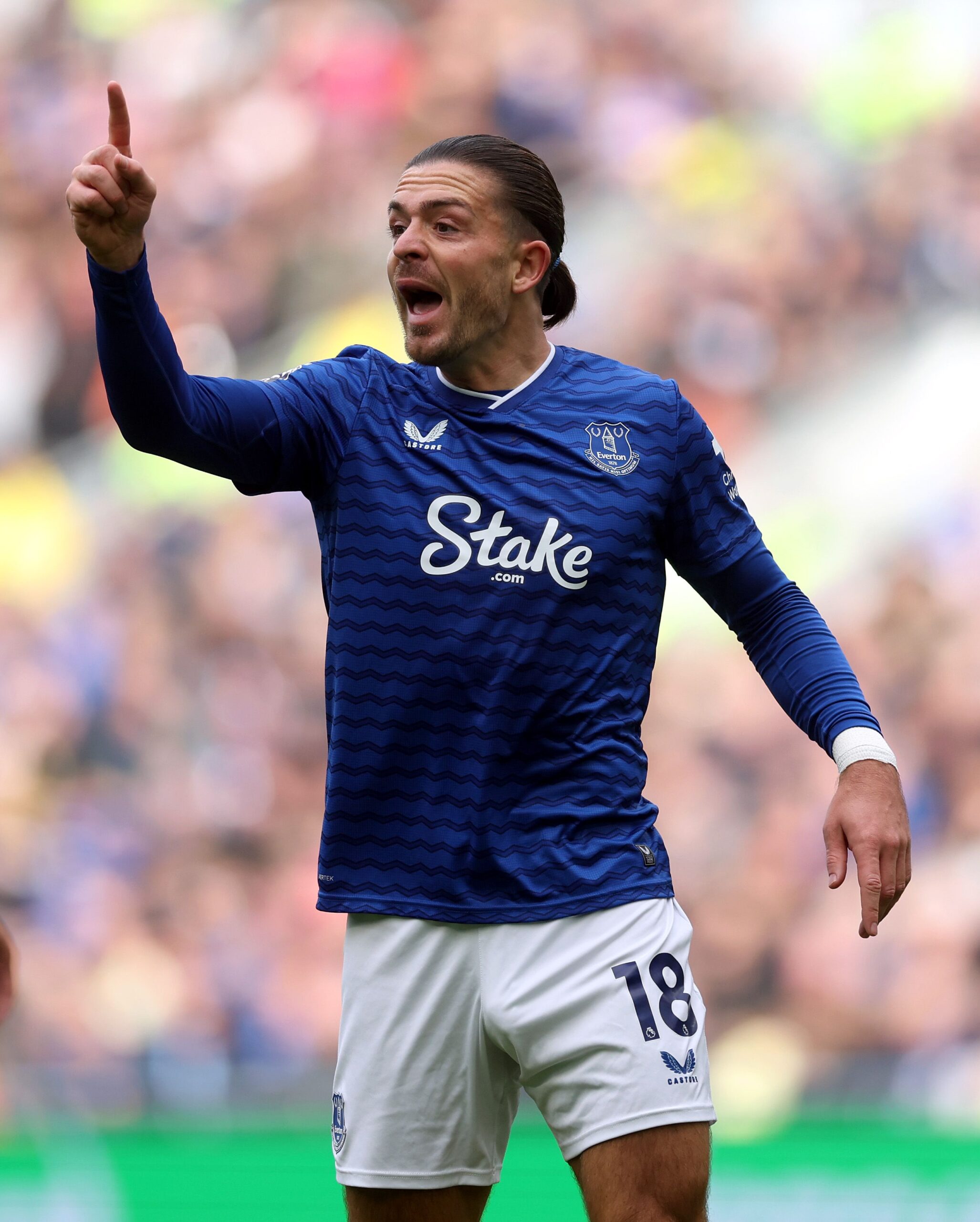 Moyes expresa preocupación por la lesión de Grealish tras el golpe a Dewsbury-Hall