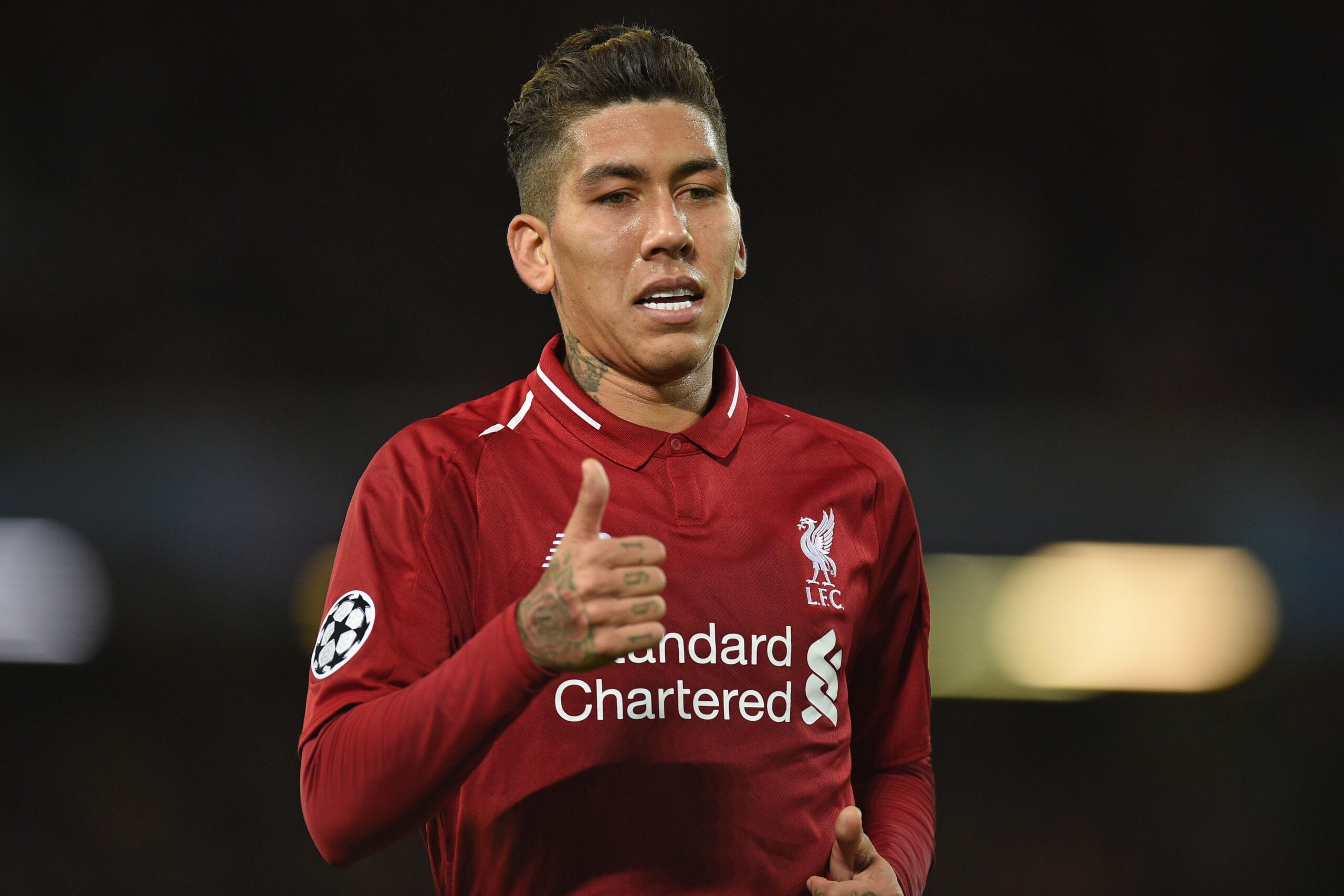 Roberto Firmino se ríe con imitadores de Liverpool en divertido encuentro