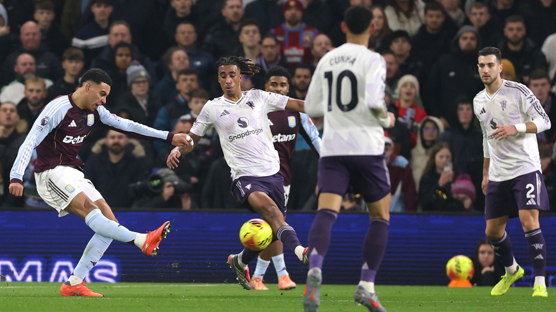 Gary Neville y Roy Keane critican a Leny Yoro por error en derrota del Man Utd