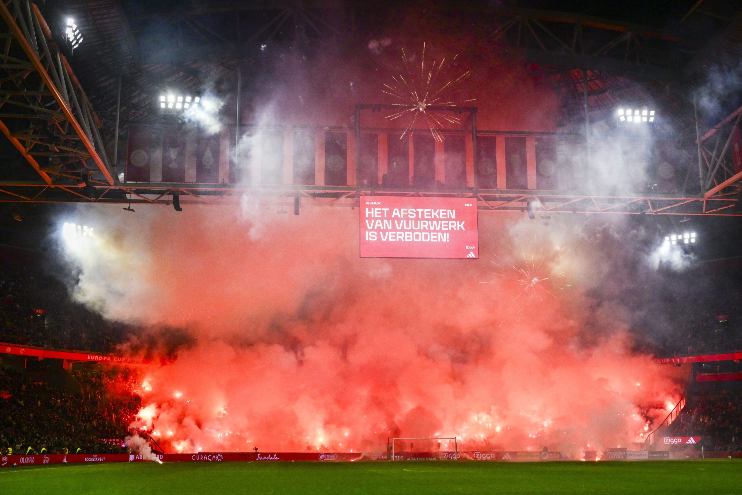 Ajax vs Groningen: Ultras encienden fuegos artificiales y causan caos