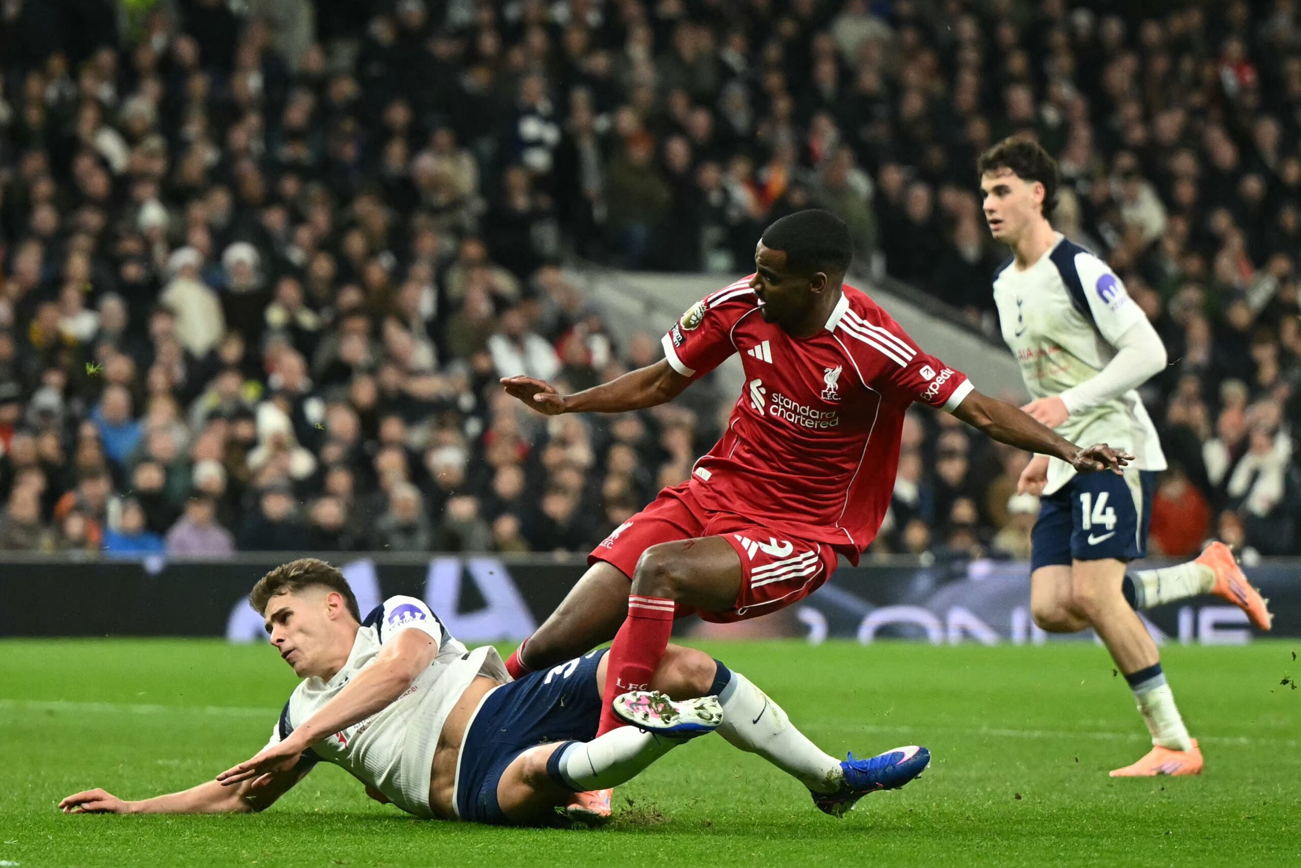 Actualización de Arne Slot sobre Alexander Isak tras su salida del juego vs Spurs