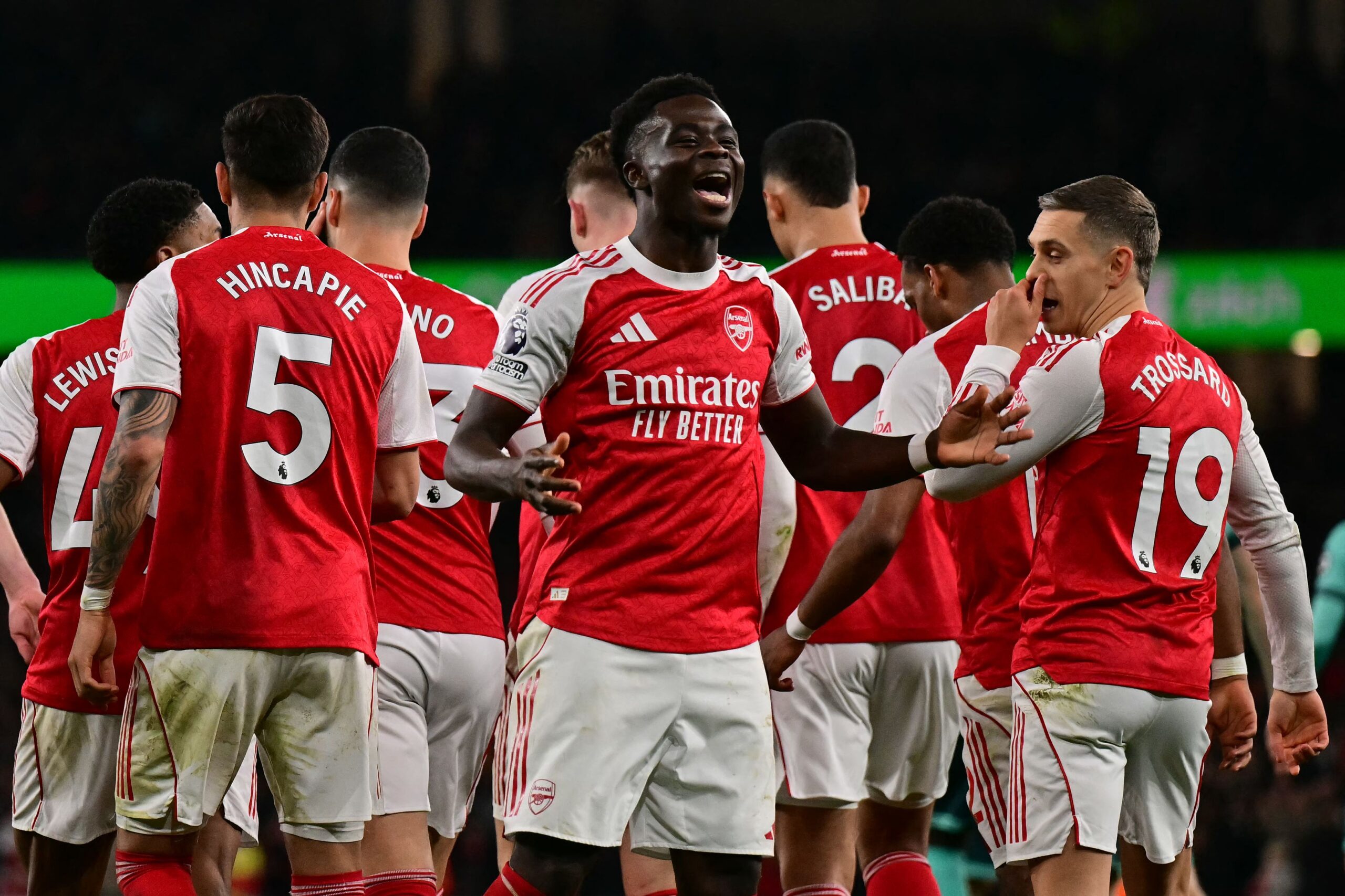 Bukayo Saka reconoce que el Arsenal necesitó suerte para vencer al Wolves