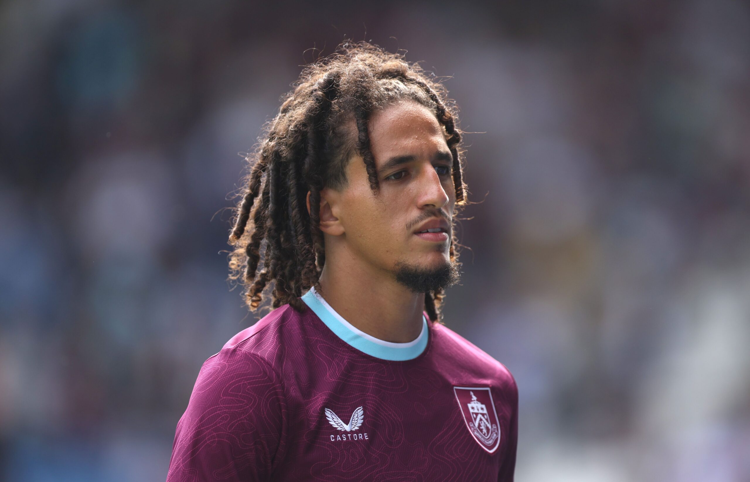 Hannibal Mejbri, estrella del Burnley, sancionado por escupir a aficionados de Leeds
