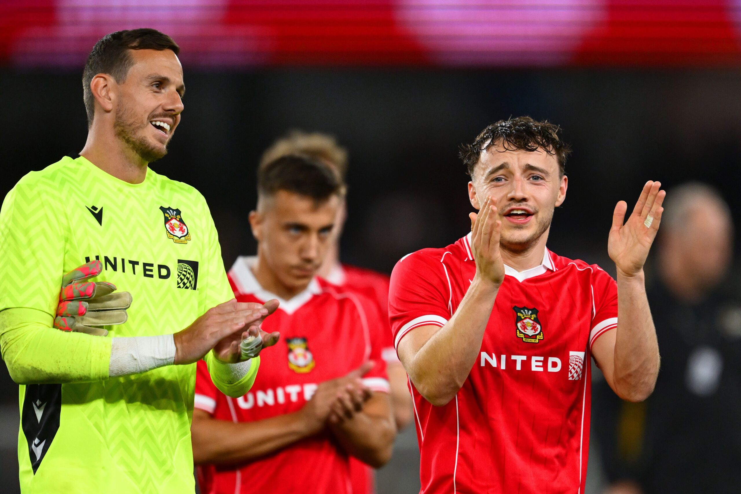 ¡Nunca subestimes a Wrexham! Rathbone logra empate 2-2 en tiempo de descuento