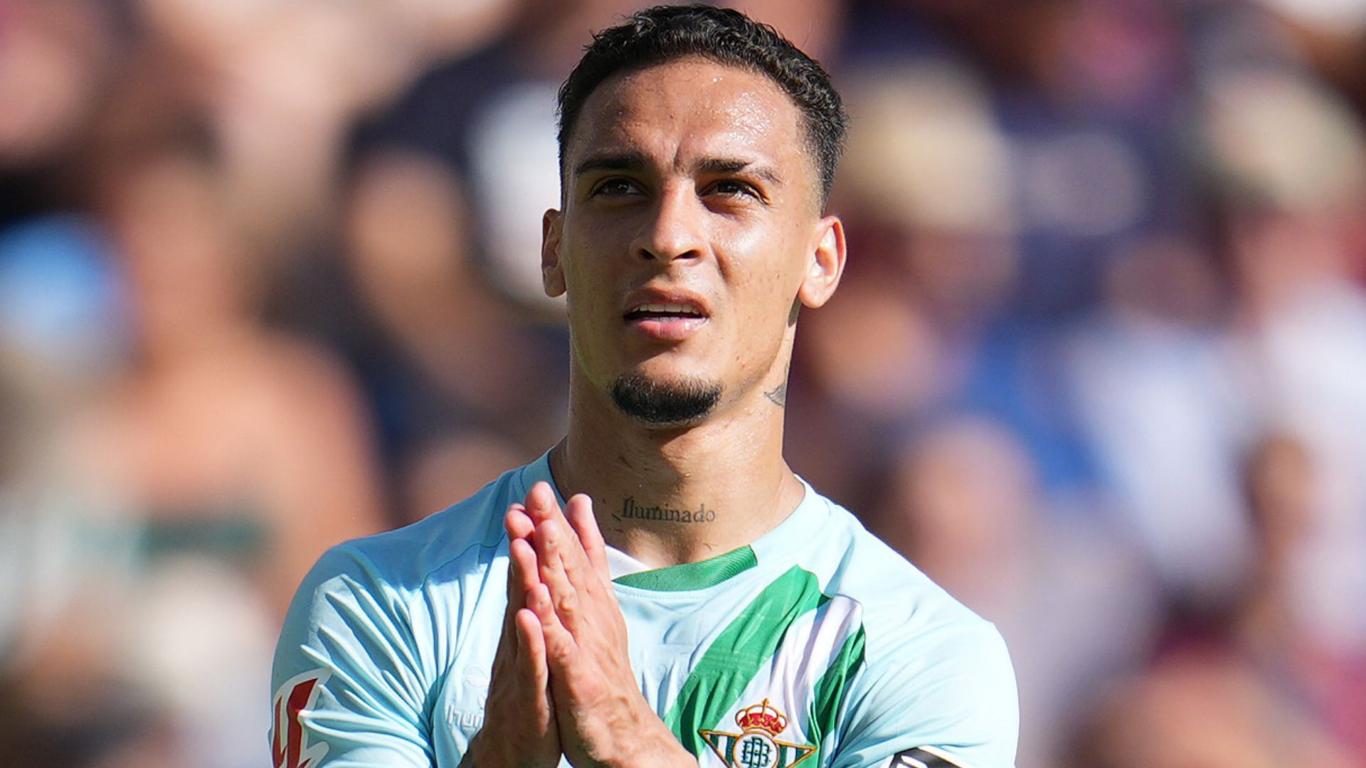 Antony provoca a aficionados del Sevilla desde las gradas en el derbi de Betis