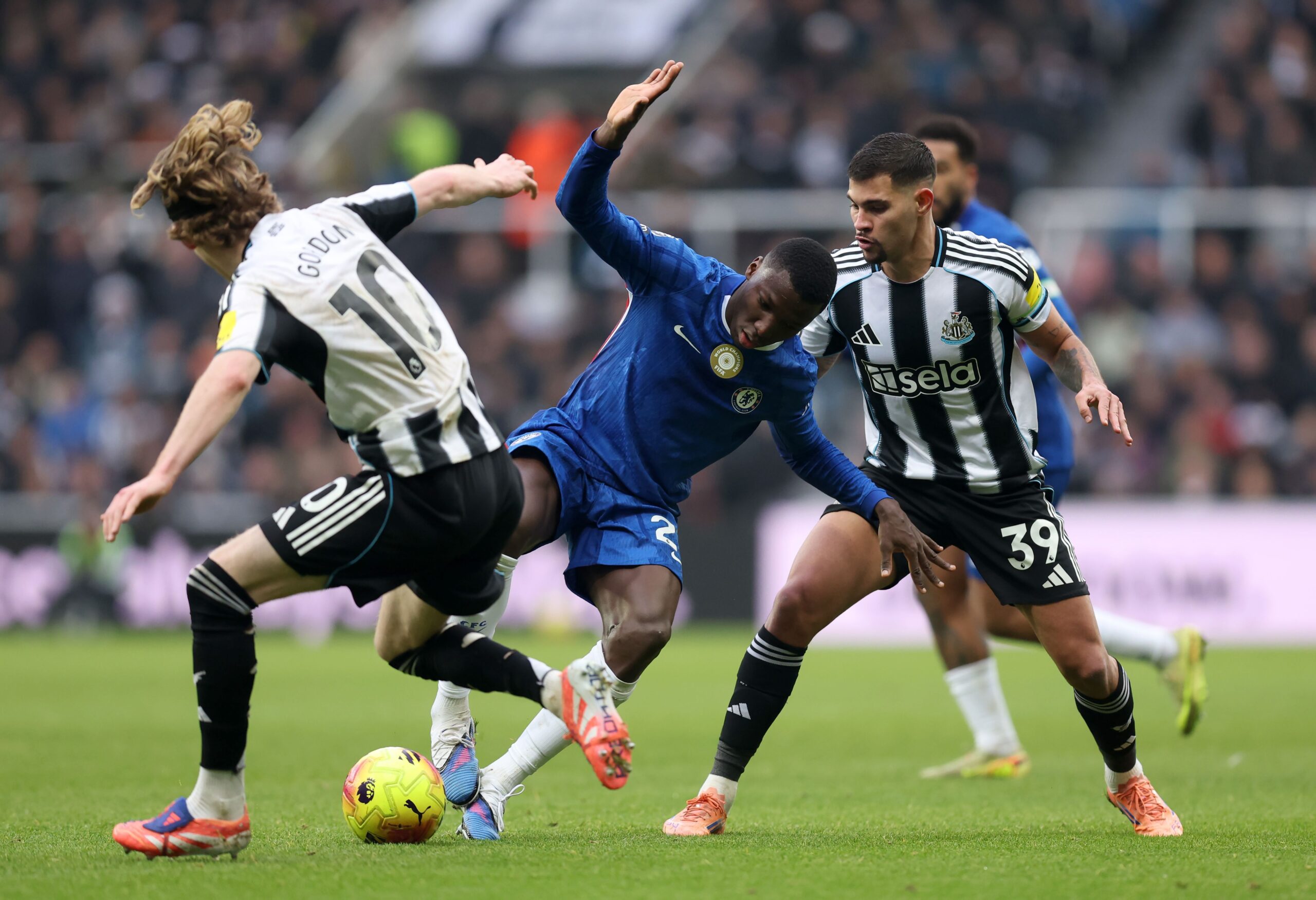 Por qué Newcastle no recibió penalti claro contra Chelsea tras incidente con Gordon