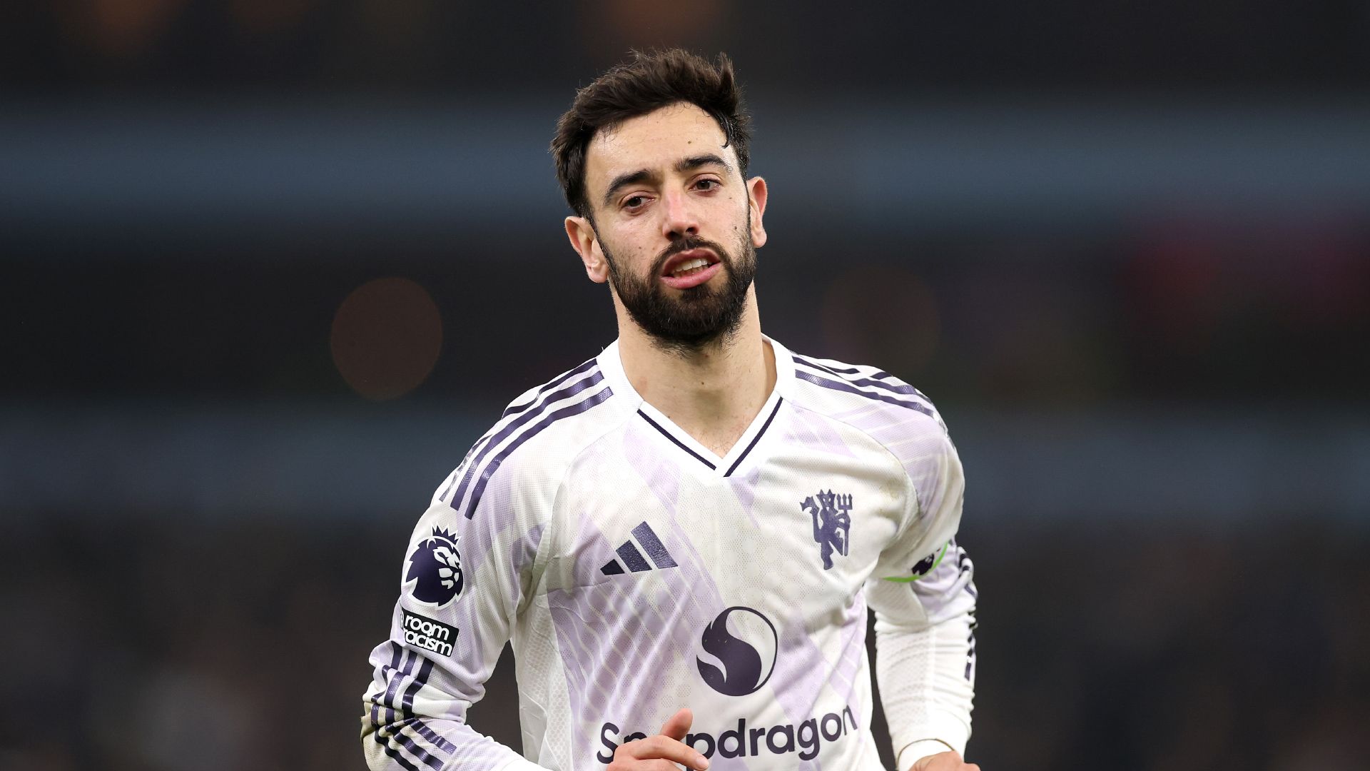 Manchester United busca dos mediocampistas en su renovación veraniega
