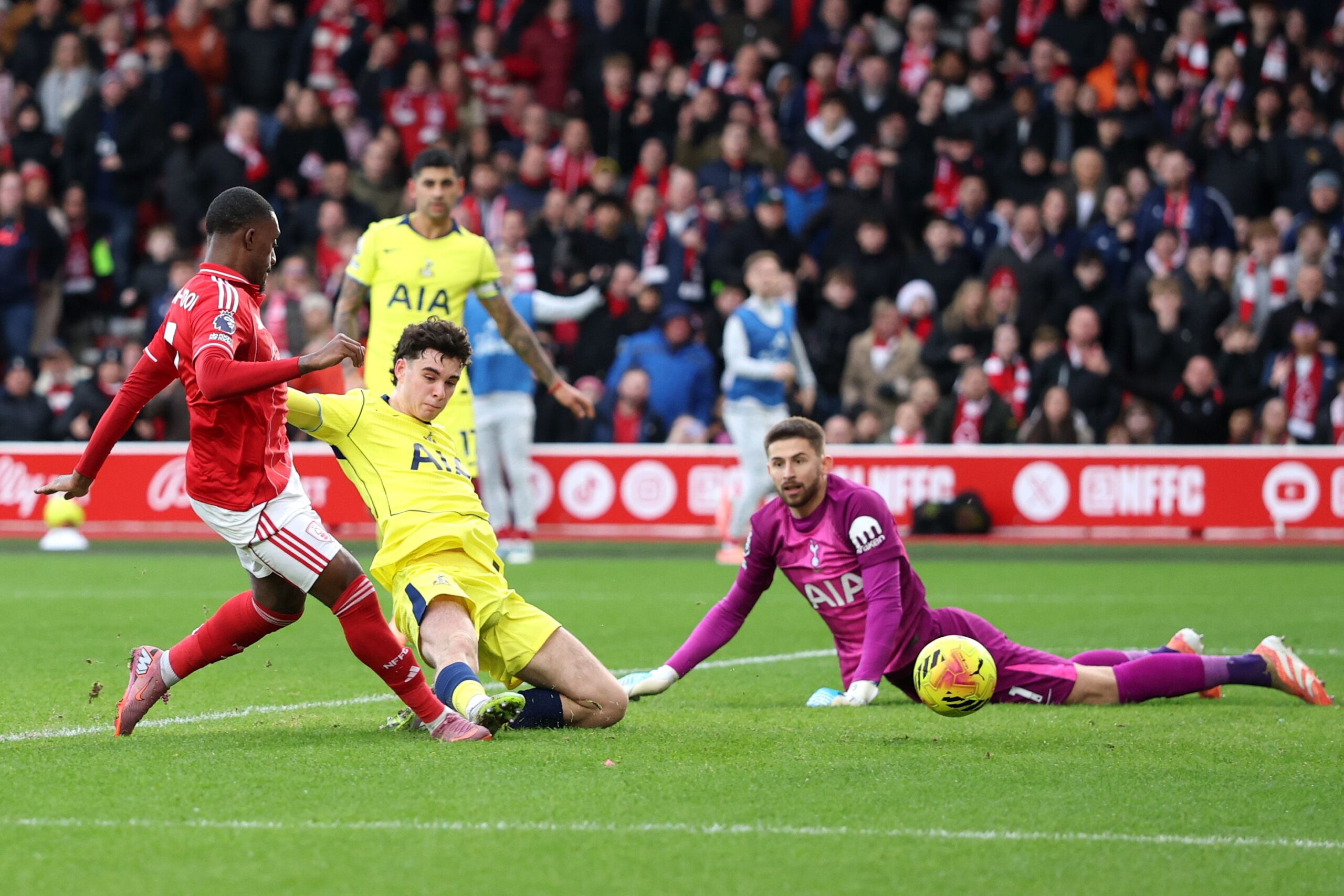 Los aficionados del Tottenham critican a Vicario tras errores en derrota ante Forest