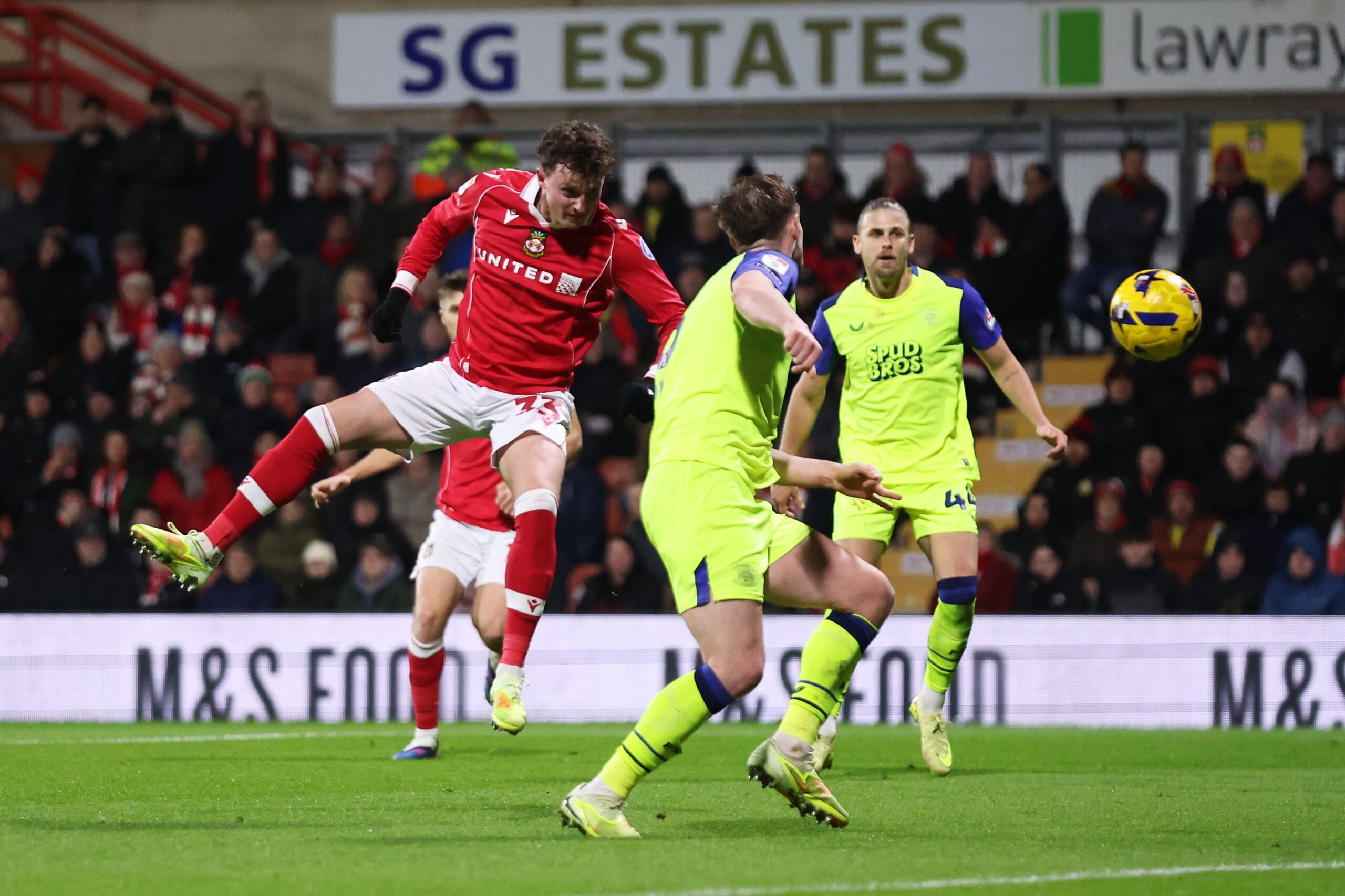Wrexham vence a Preston y entra en el top 10 de la Championship; lesión de Moore