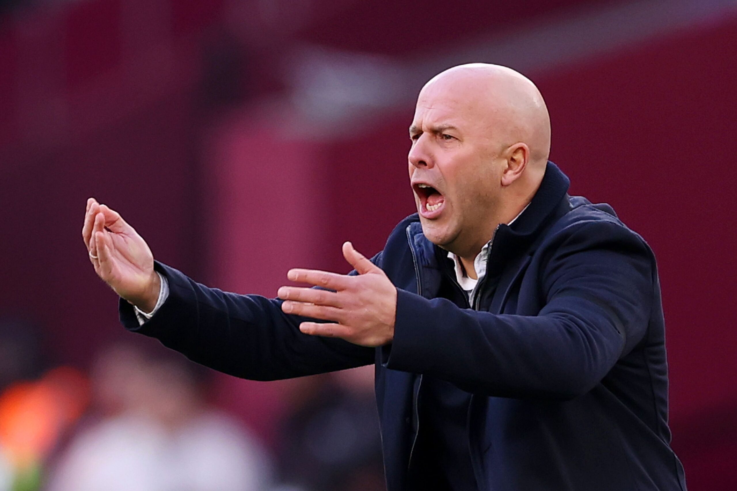 Gerrard en alerta ante posible regreso a Liverpool tras presión sobre Arne Slot