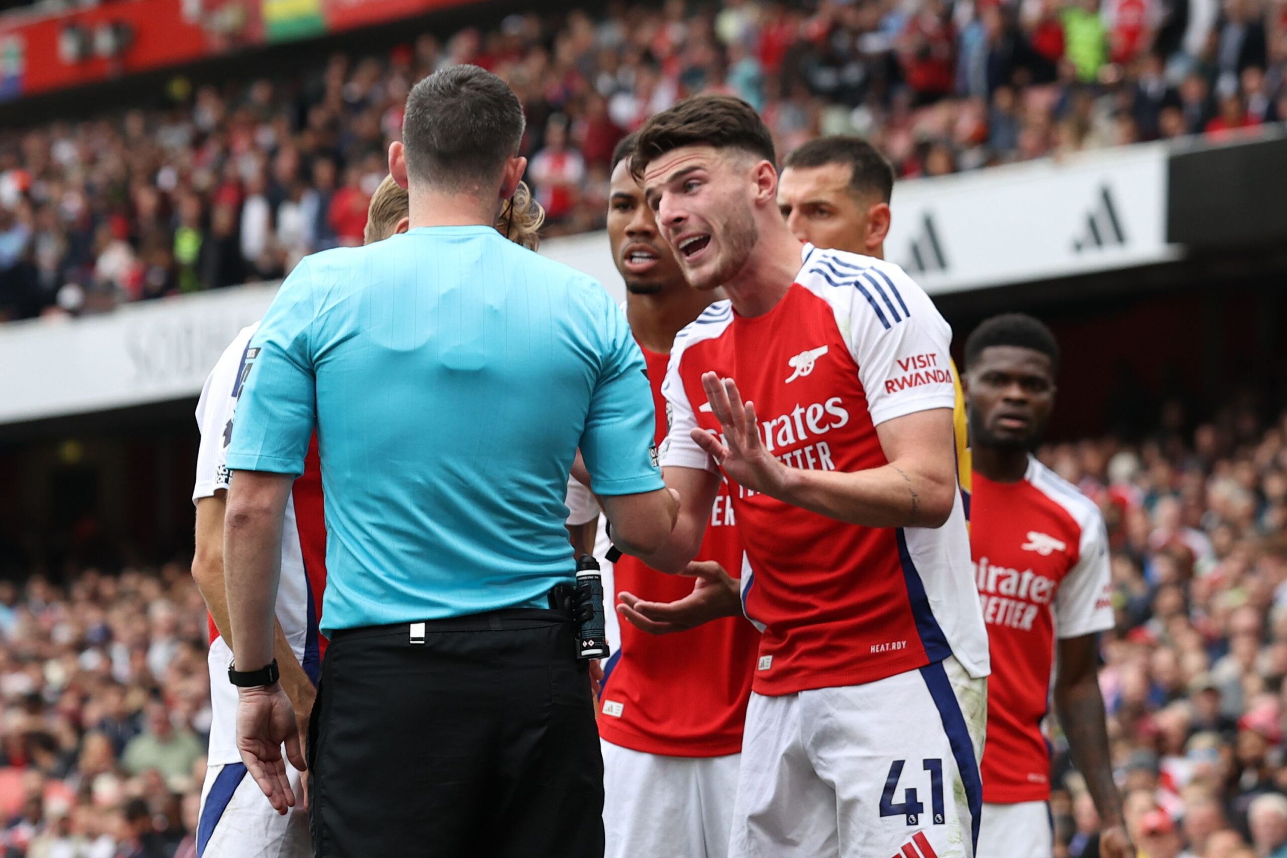 Arteta frustrado por tarjeta roja a Declan Rice en empate de Arsenal y Brighton