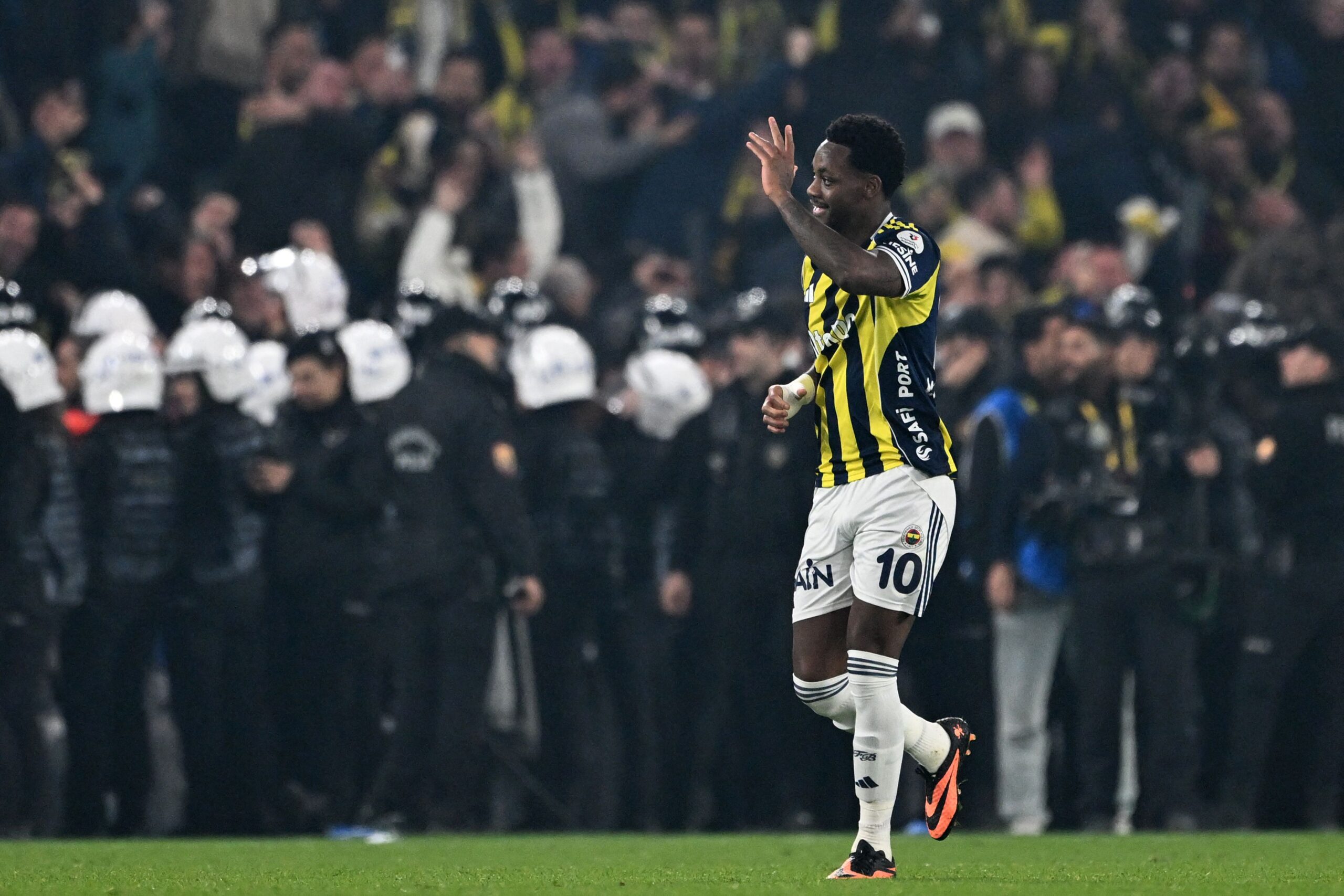 Jhon Duran denunciado por Galatasaray tras celebración de gol con Fenerbahçe