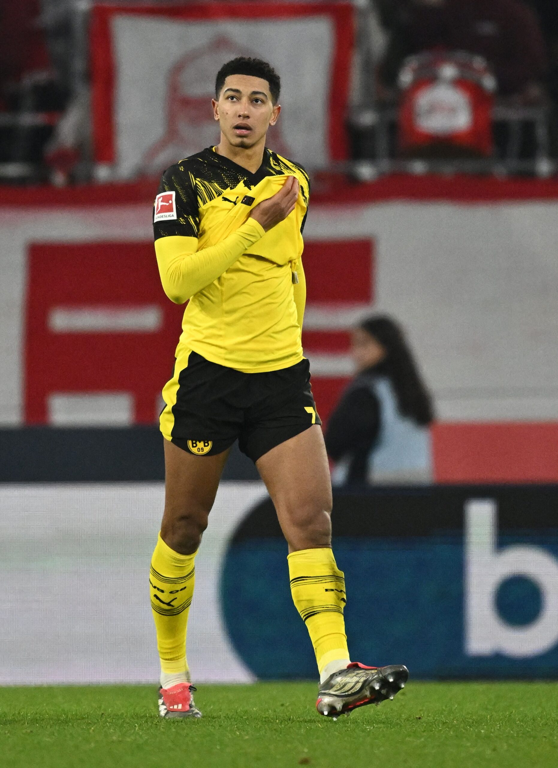 Jude Bellingham recibe sanción tras expulsión en empate de Dortmund con Freiburg