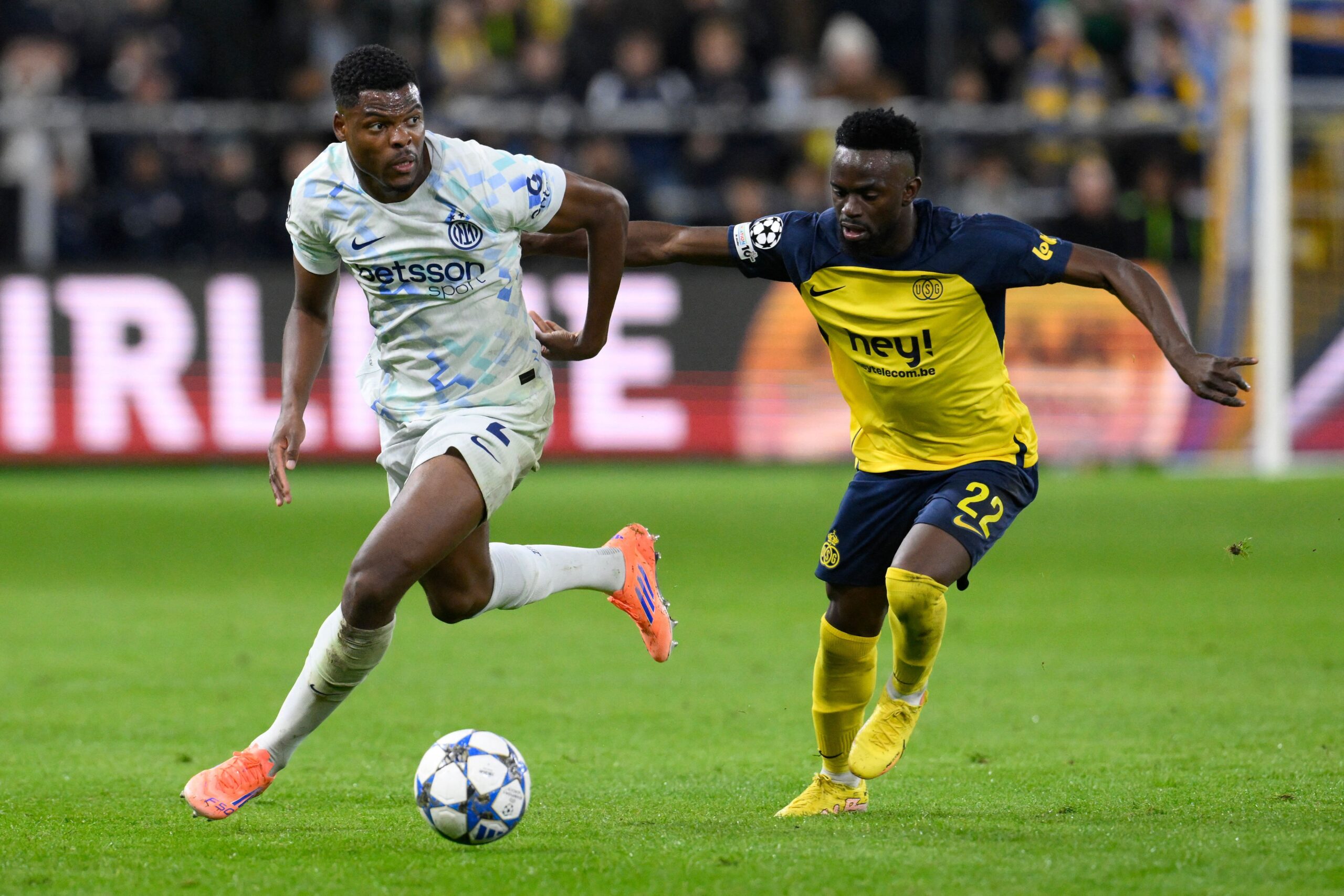 Denzel Dumfries fuera por meses tras cirugía: Inter busca refuerzos en enero