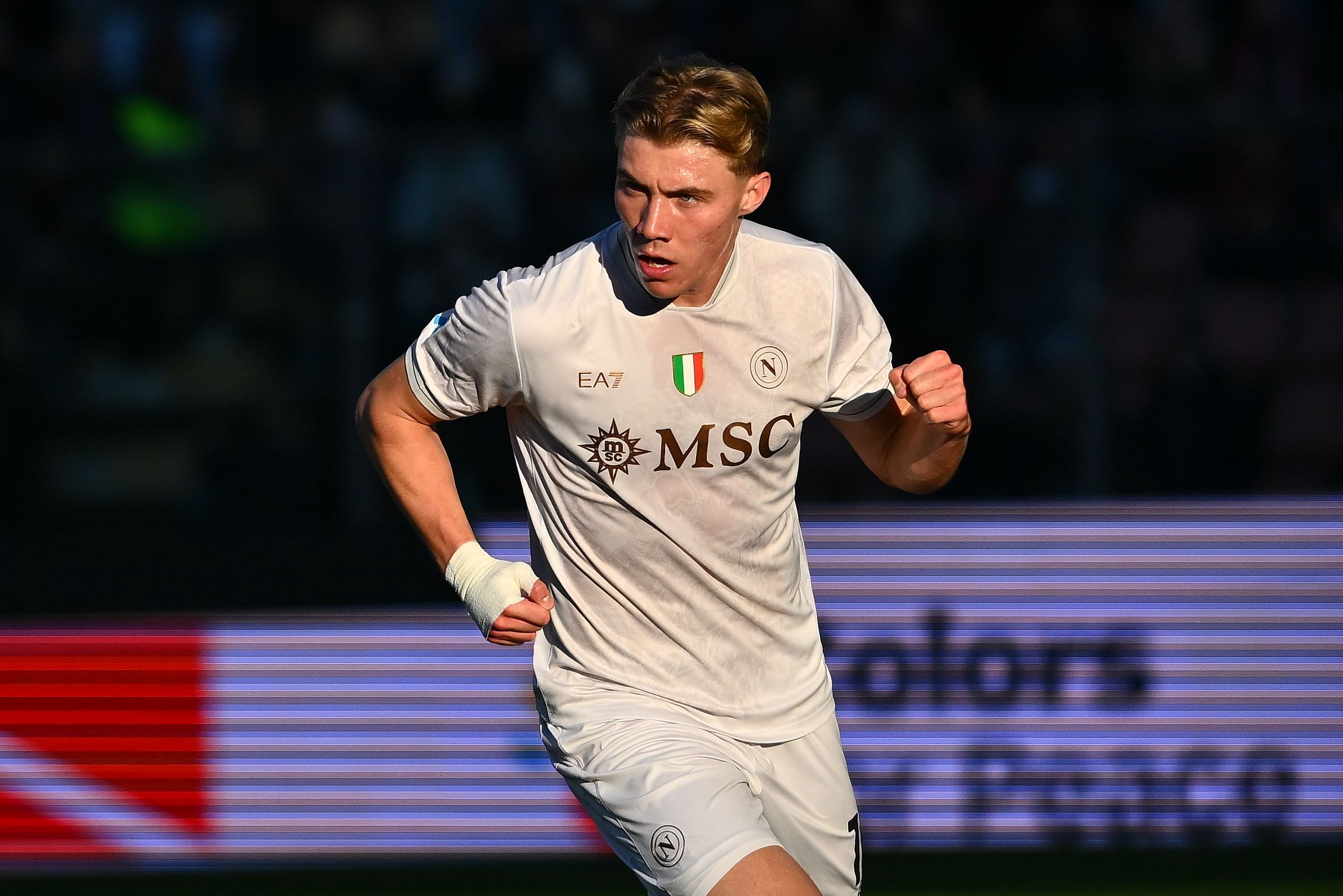 Rasmus Hojlund supera goles de Man Utd con doblete mientras Napoli lo respalda
