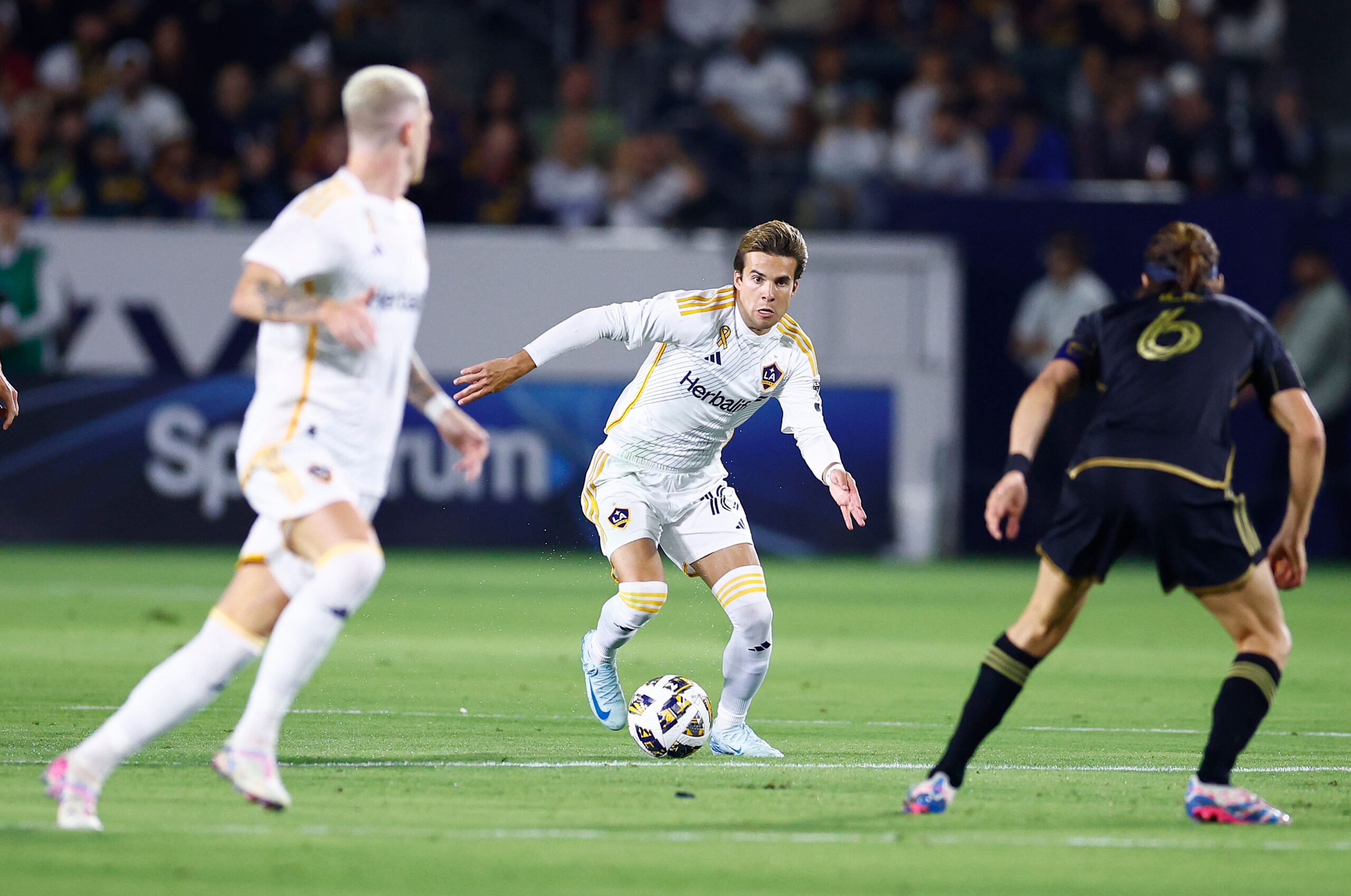 Riqui Puig de LA Galaxy se somete a cirugía de ACL, fuera hasta 2026