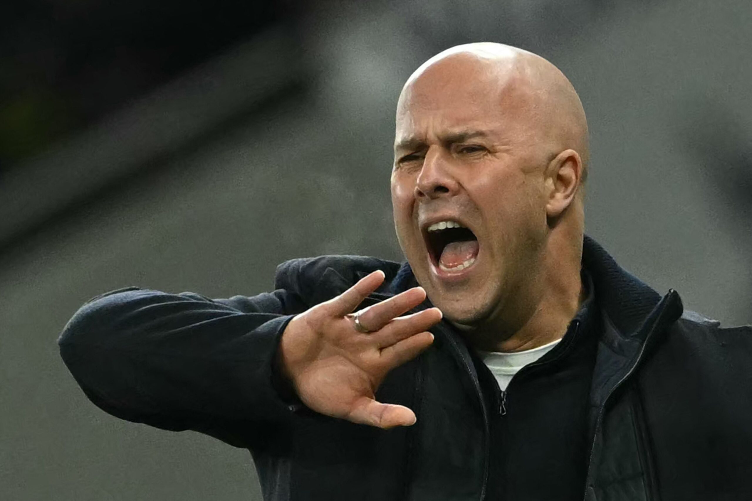 Arne Slot y su filosofía: Liverpool frustrado por penalización en empate con Leeds