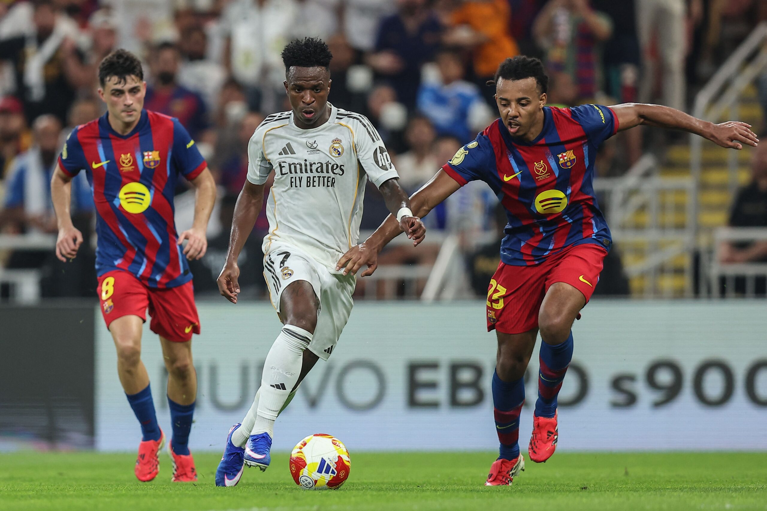 Raphinha brilla y Barcelona vence al Real Madrid en la Supercopa de España