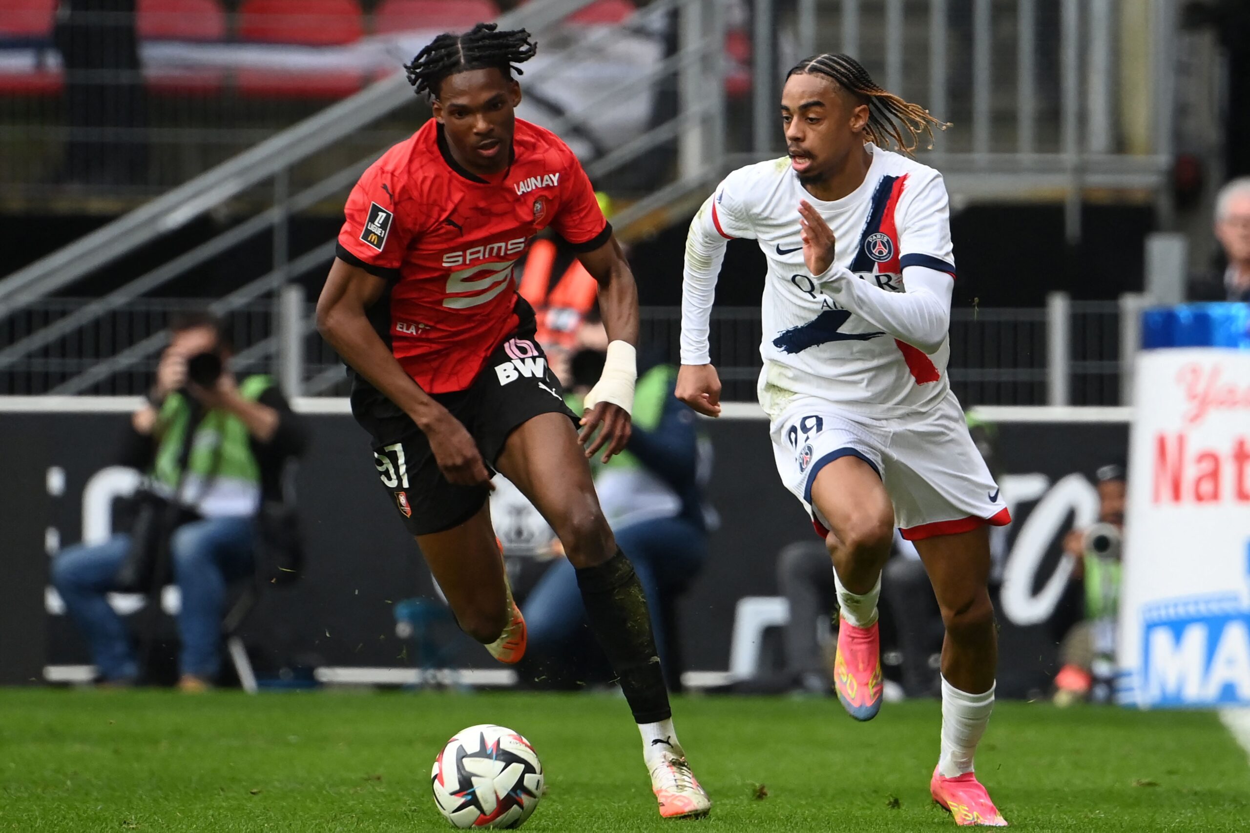 Chelsea podría pagar £60 millones por defensa joven de Rennes parecido a rival
