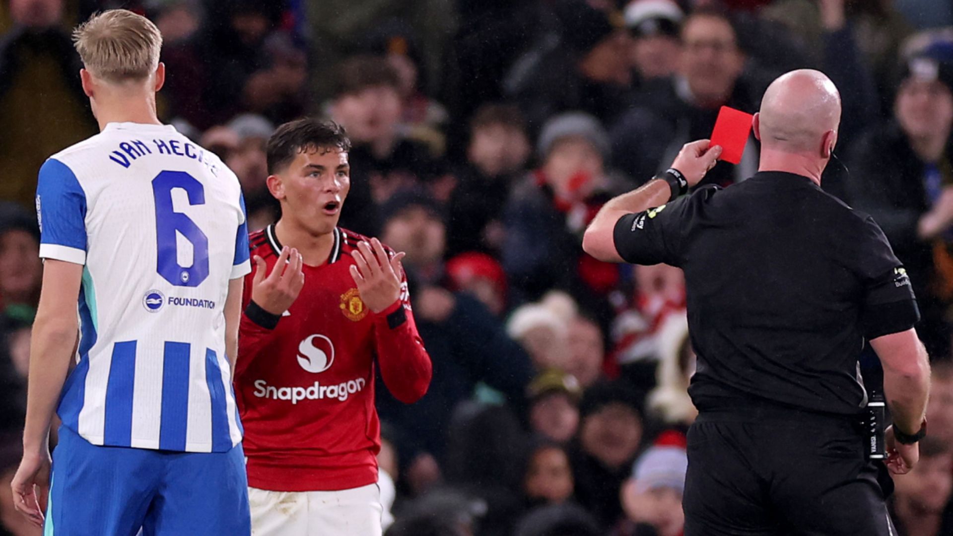 Shea Lacey recibe tarjeta roja en derrota de Man Utd ante Brighton en FA Cup