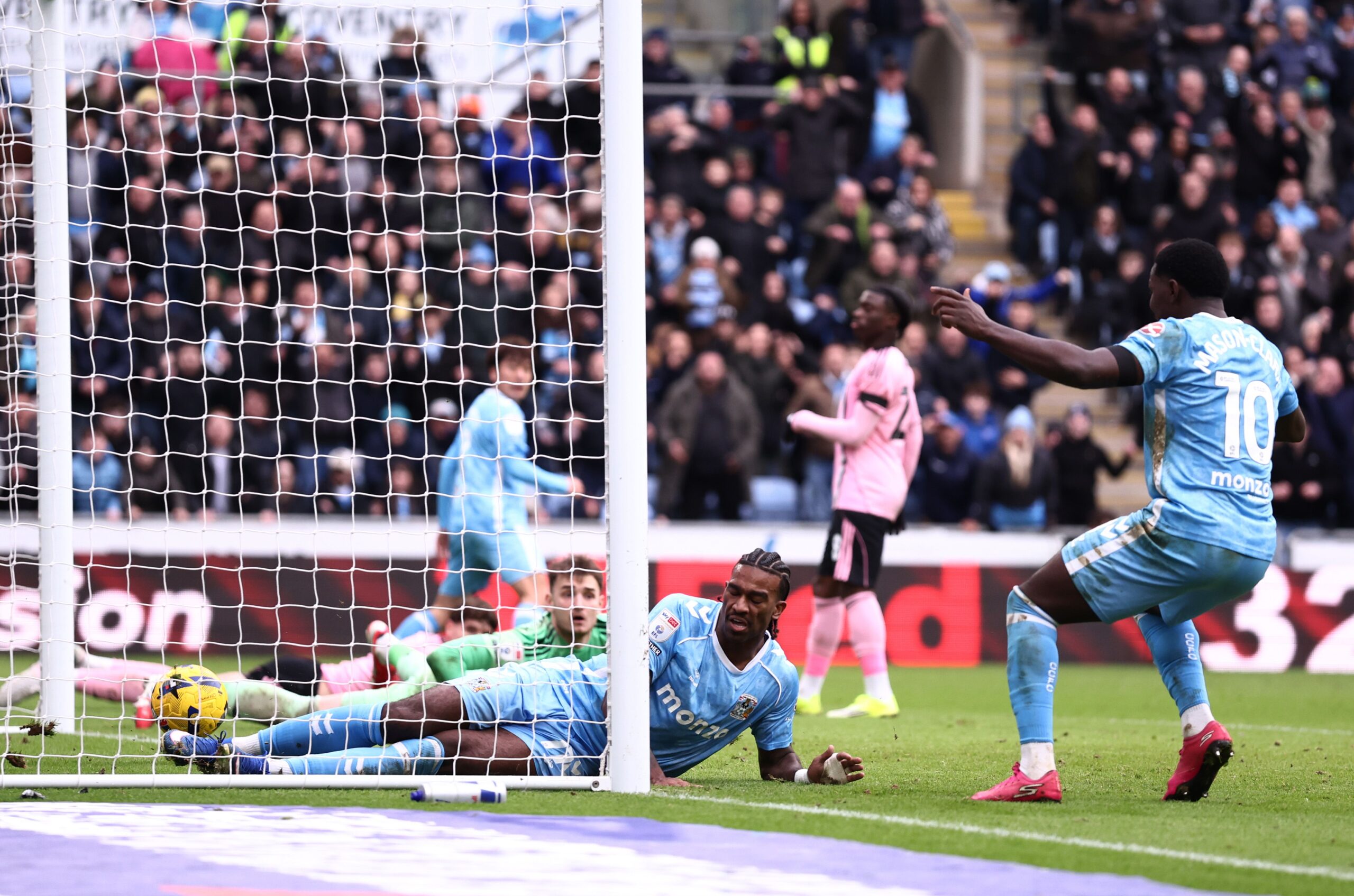 Haji Wright anota y Coventry City sorprende a Leicester 2-1 en Championship