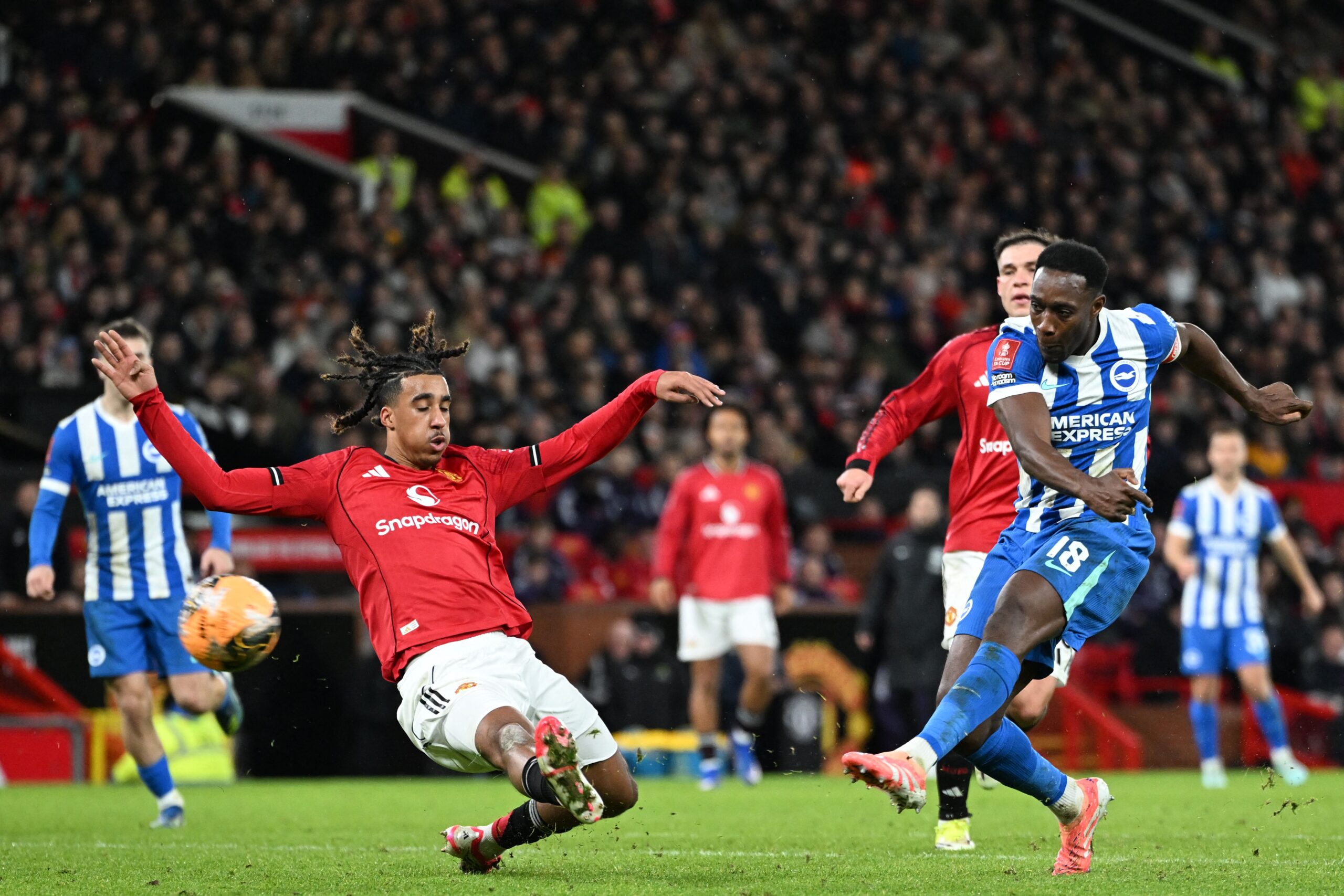 Danny Welbeck bromea sobre pruebas antidopaje tras eliminar al Man Utd