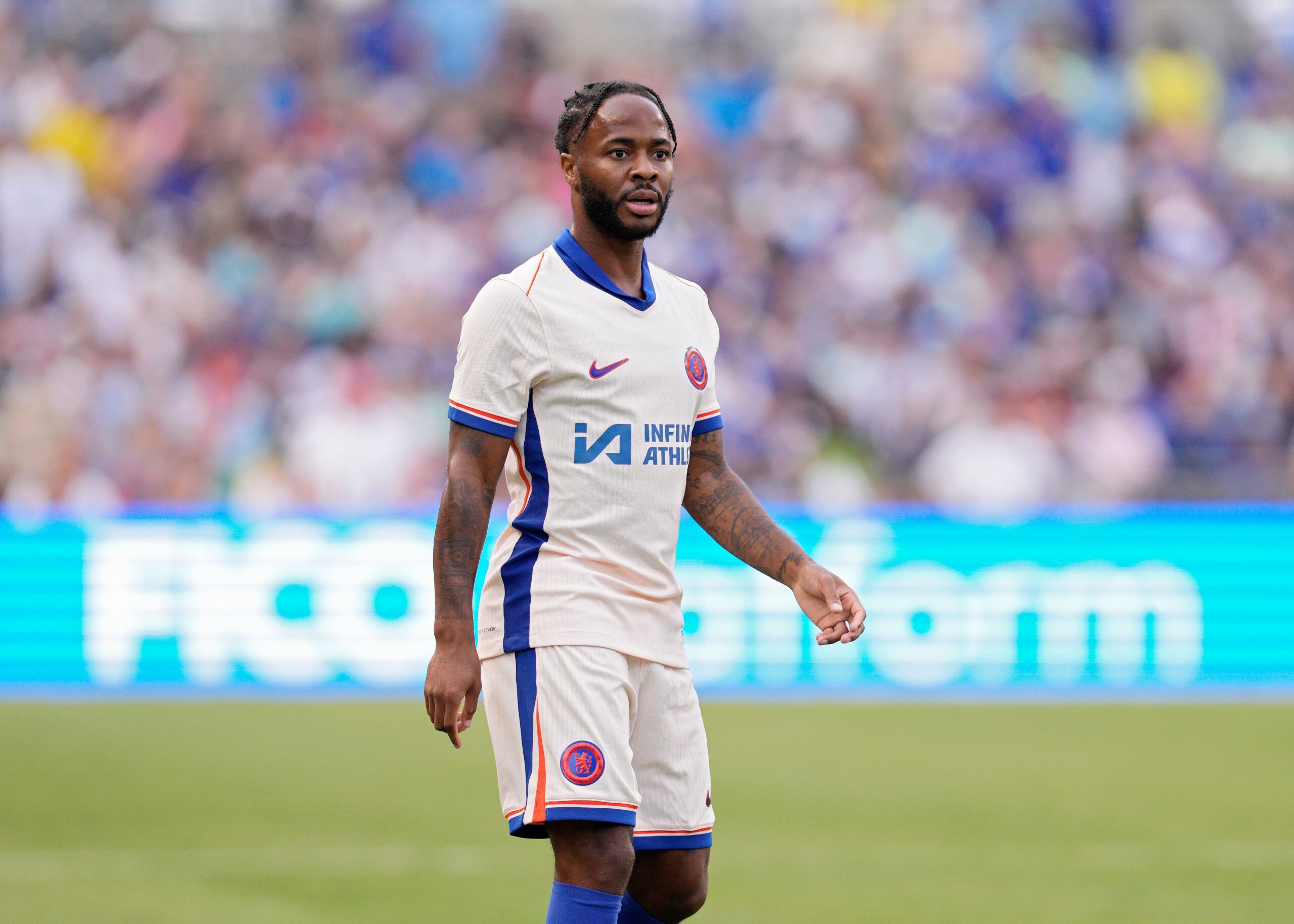 Sterling recibe apoyo de Chelsea mientras Rosenior aborda su situación actual