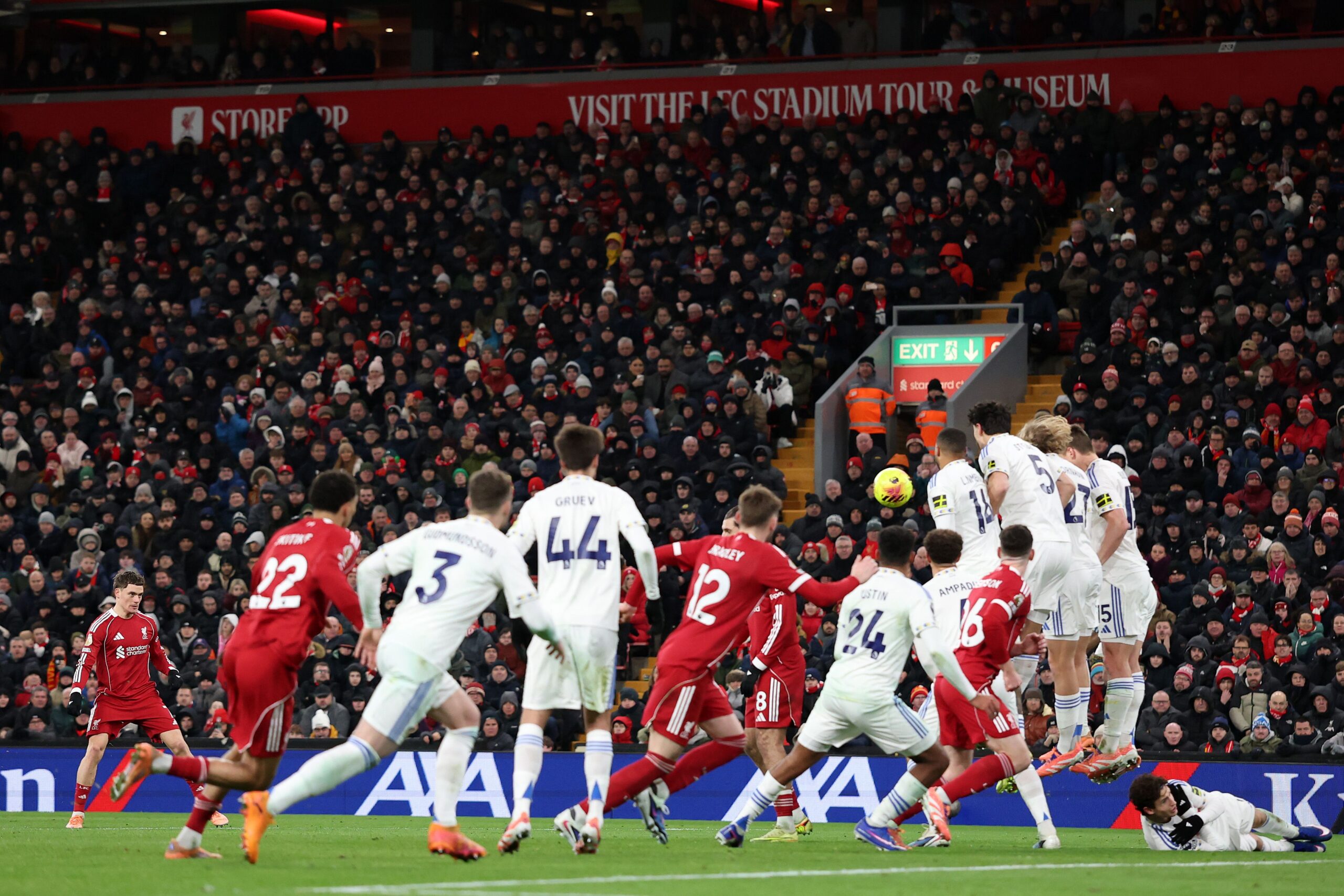 Liverpool ficha joven defensor por £1 millón de club de exdelantero Demba Ba
