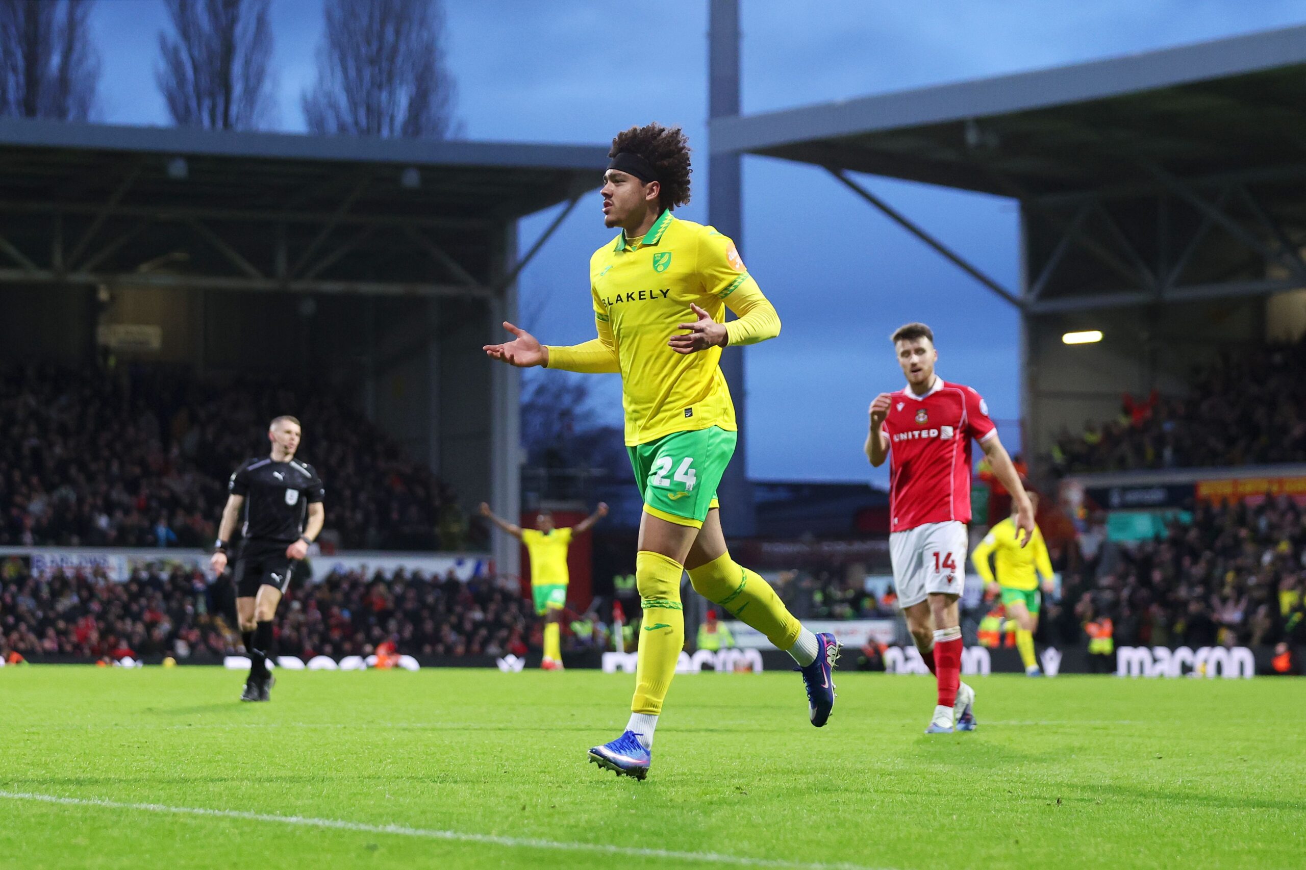 Racha invicta de Wrexham finaliza con derrota 2-1 ante Norwich