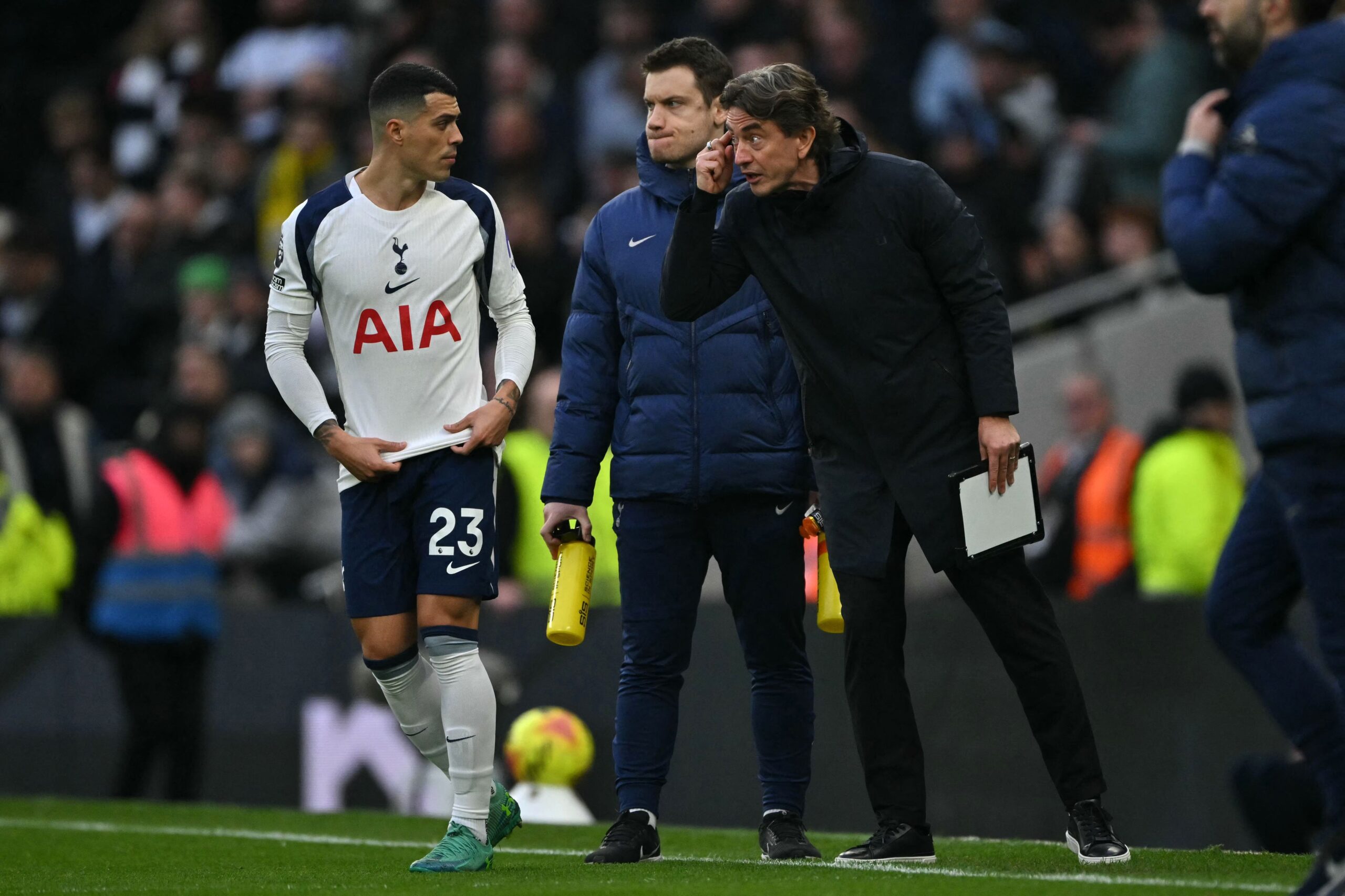 Hinchas de Tottenham cantan ‘despedido por la mañana’ a Thomas Frank tras derrota