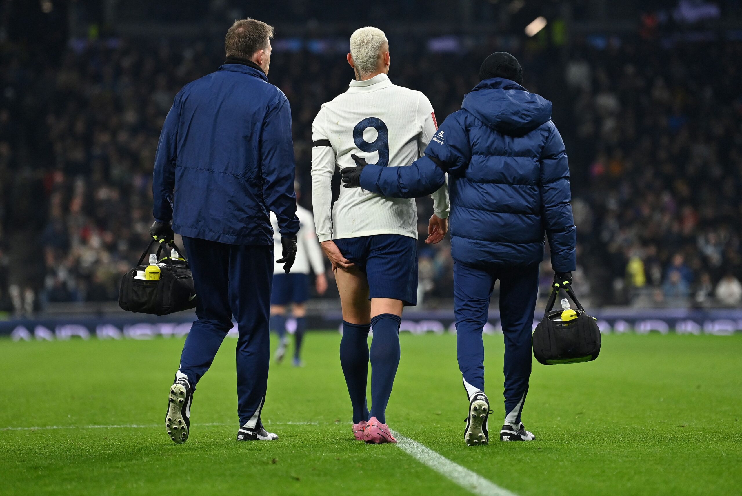 Crisis de lesiones en Tottenham aumenta: Richarlison sale por posible desgarro