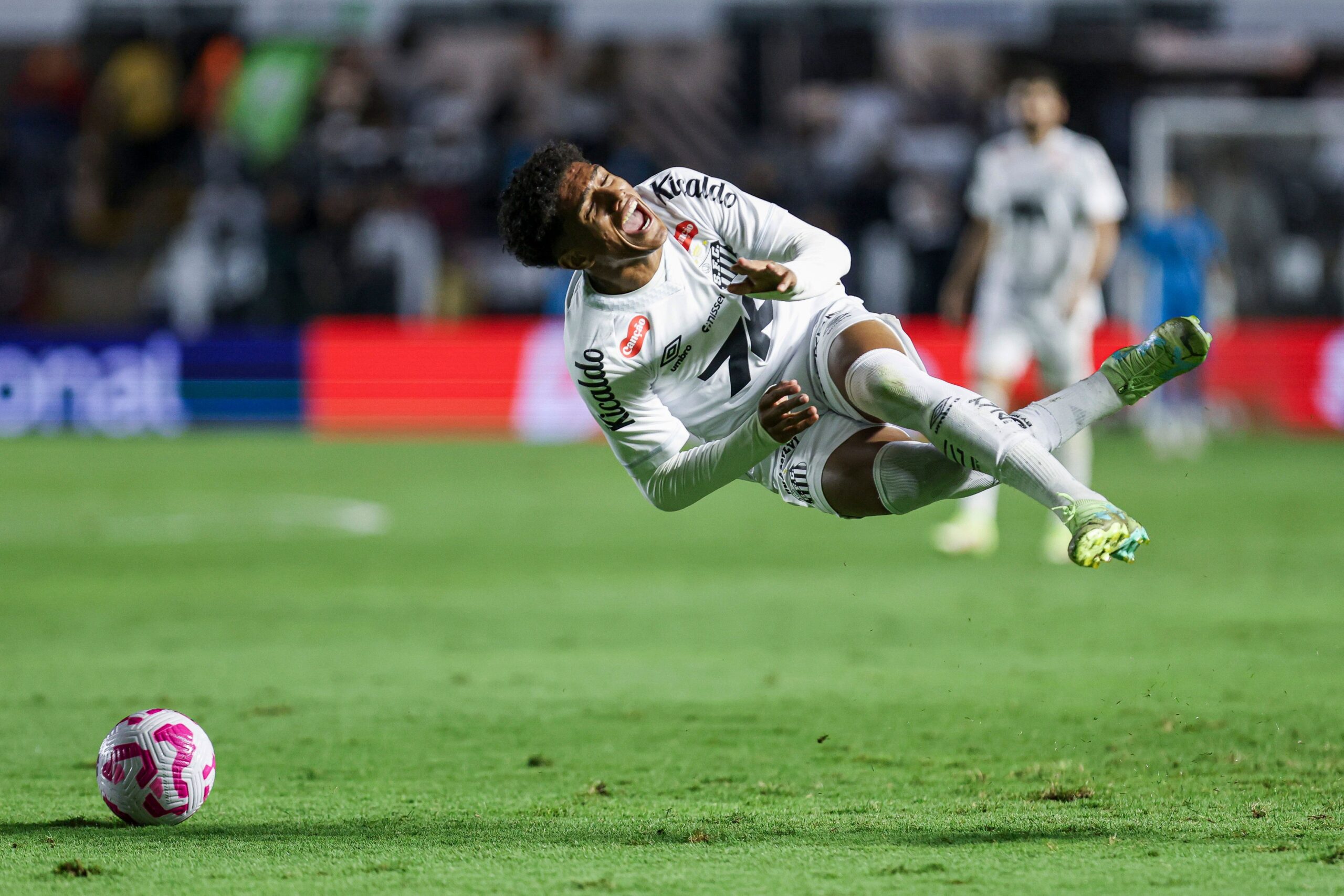 Spurs buscan fichar al lateral brasileño Souza por €15 millones en enero