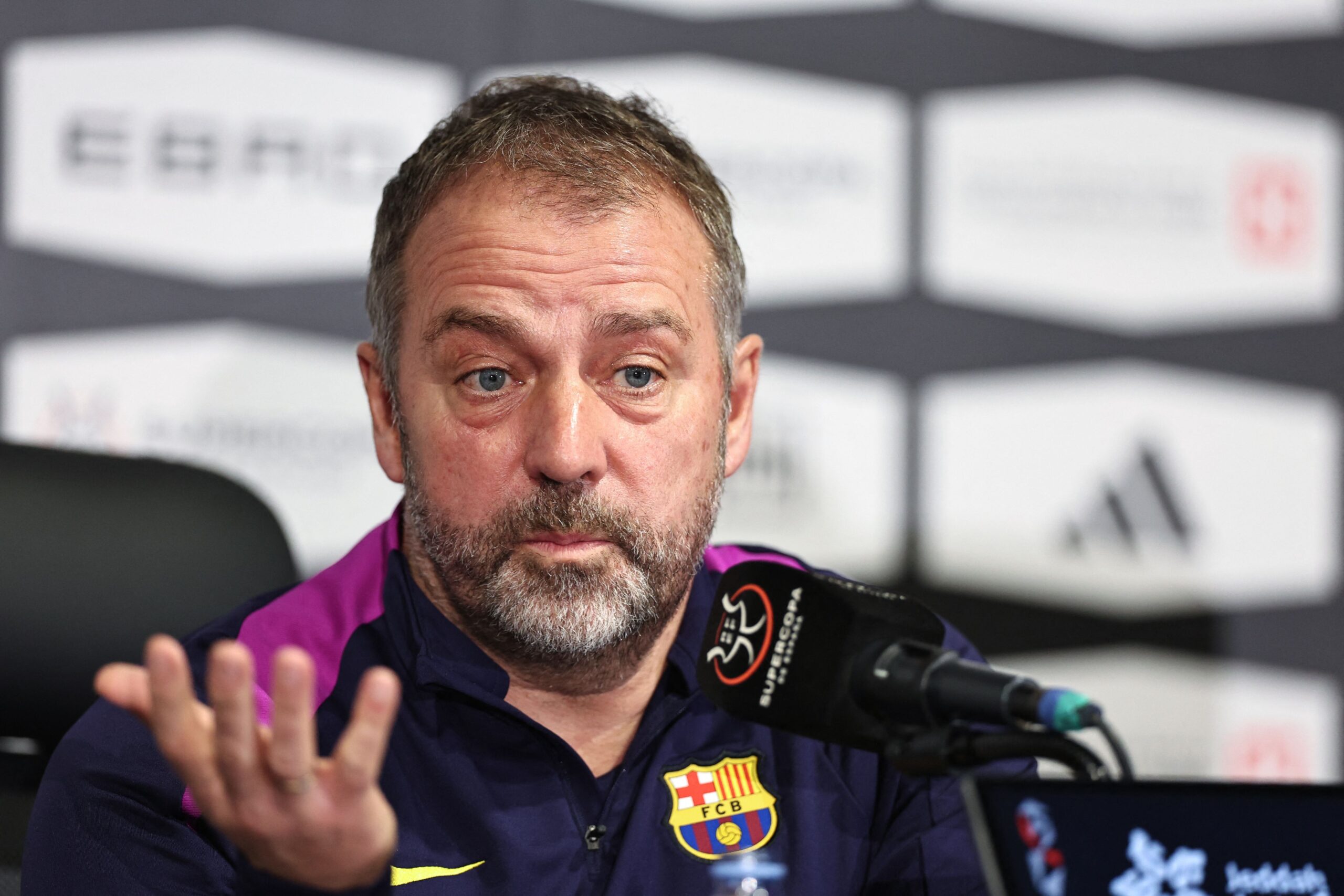 Hansi Flick critica a Dro Fernandez de Barcelona antes de su traspaso al PSG