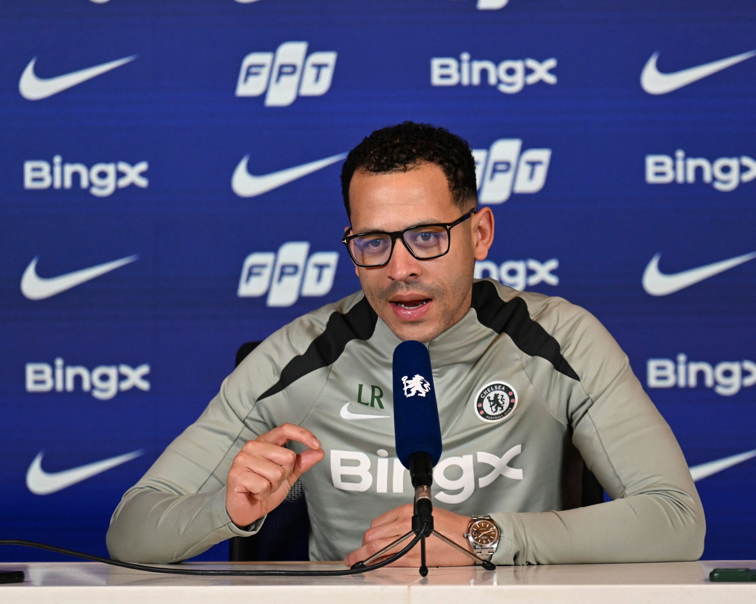 Liam Rosenior advierte sobre errores de entrenadores en Chelsea y Man Utd