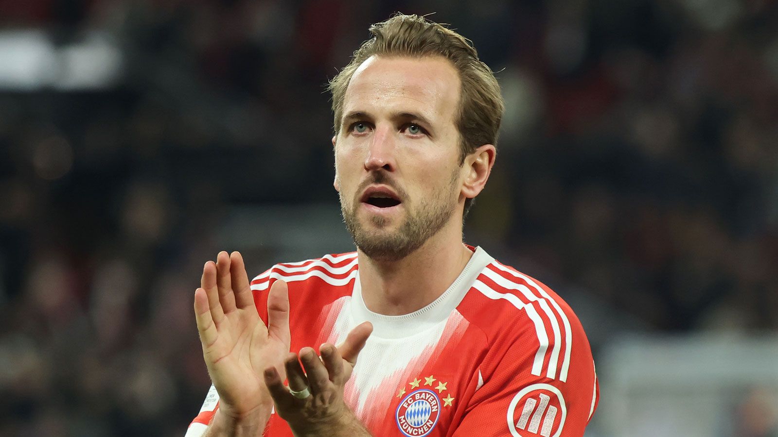 Harry Kane confiesa que aprender alemán es difícil y sugiere su futuro